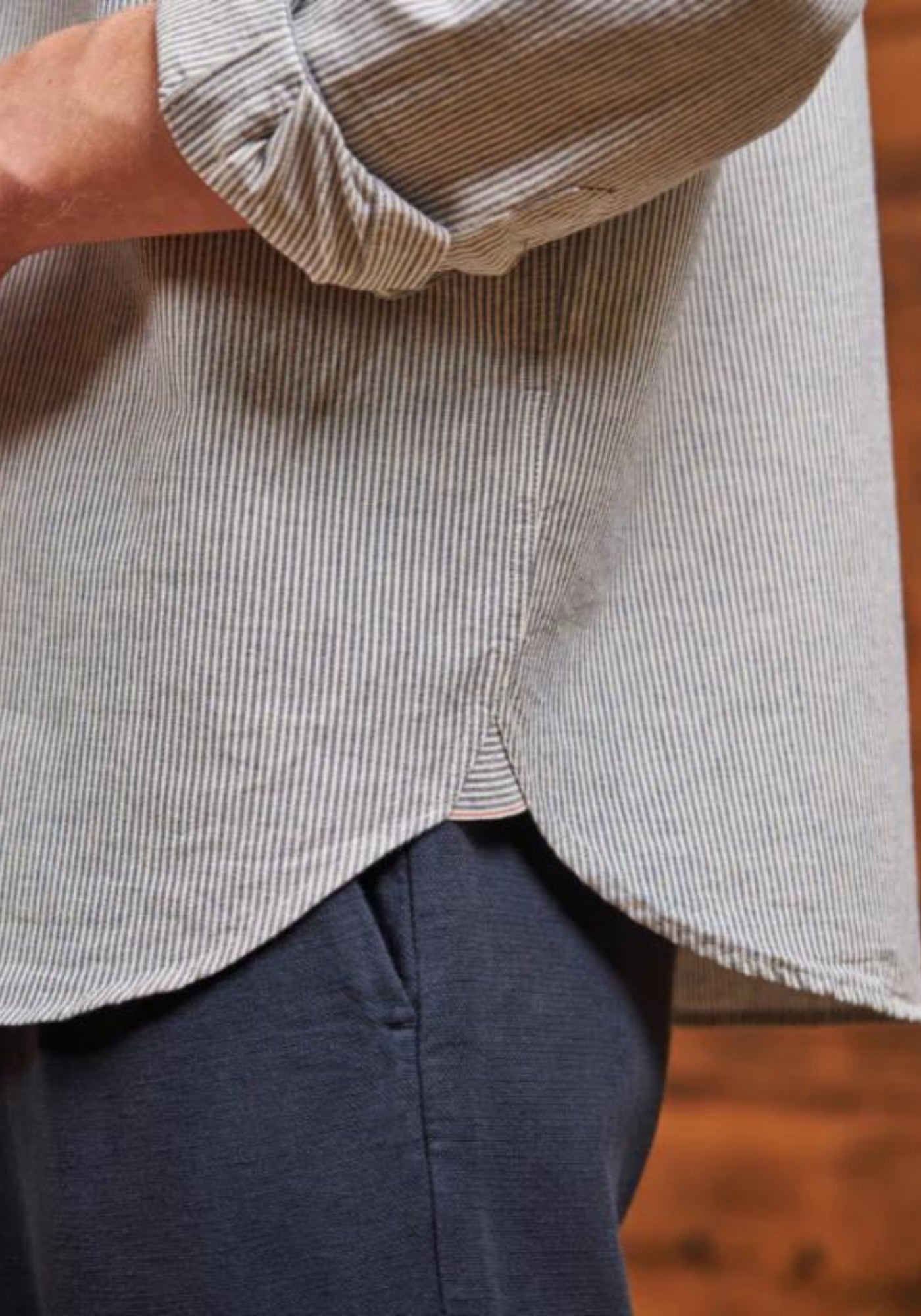 Zoom sur les détails de la chemise en coton pour homme de chez Monsieur Mimosa