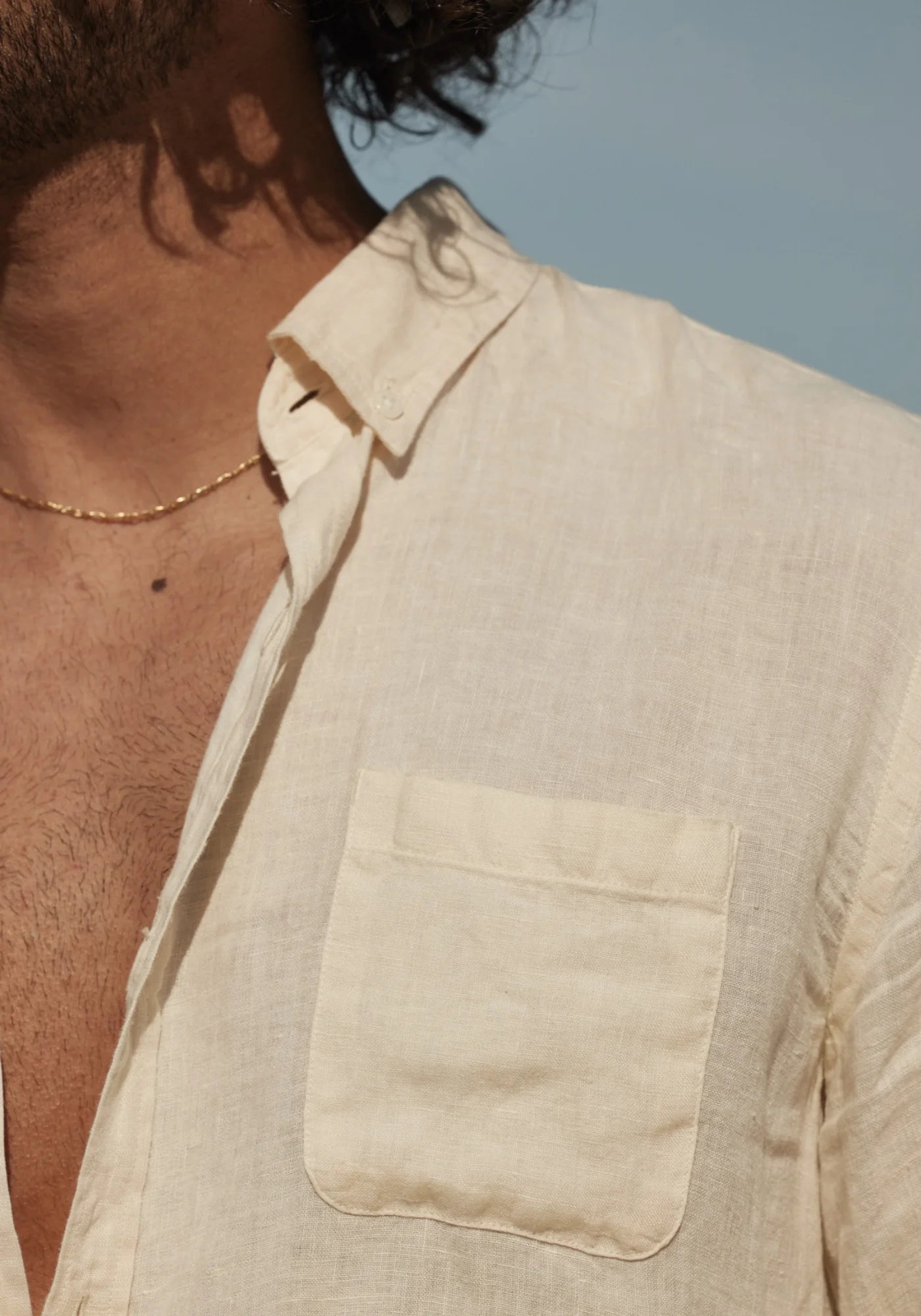 Zoom sur la poche avant de la chemise en lin Bali cream de chez Jaqk que l'homme porte