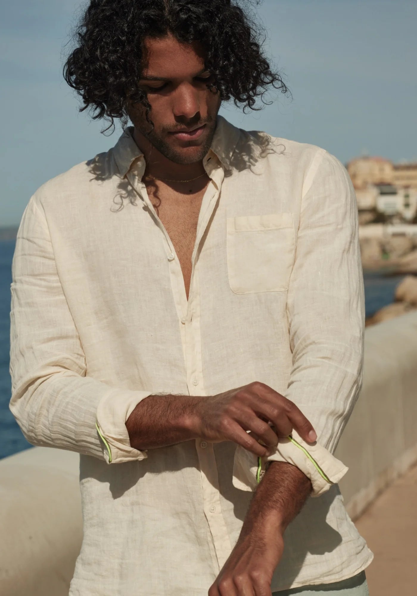 L'homme porte la chemise en lin Bali cream de chez Jaqk