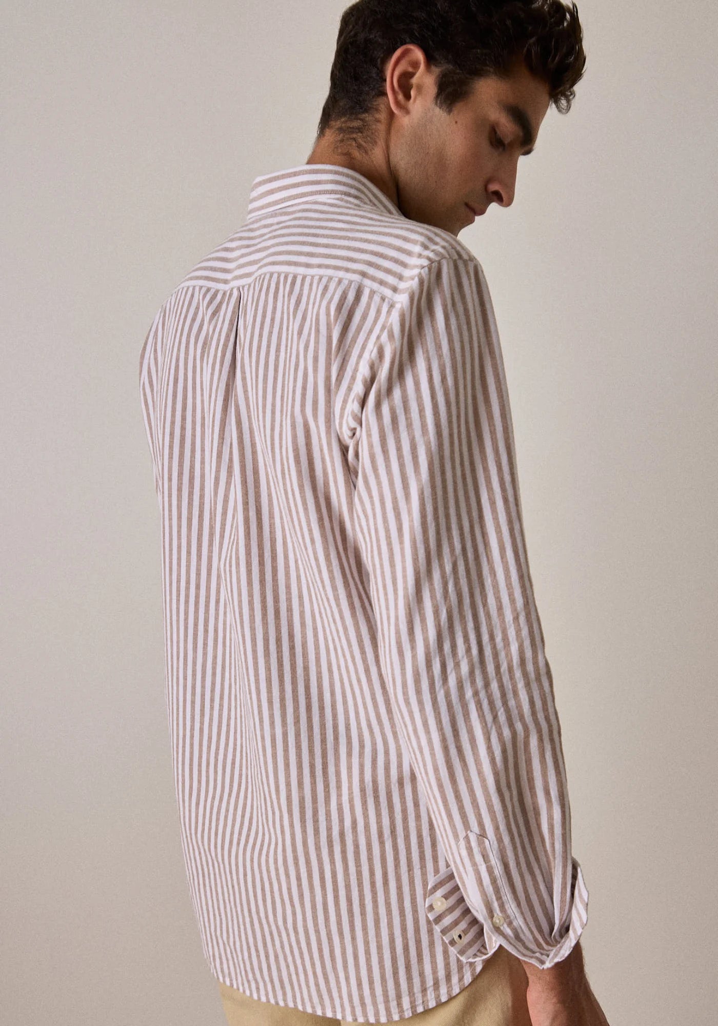 L'homme de dos porte la chemise Five Carpenter de chez Jaqk