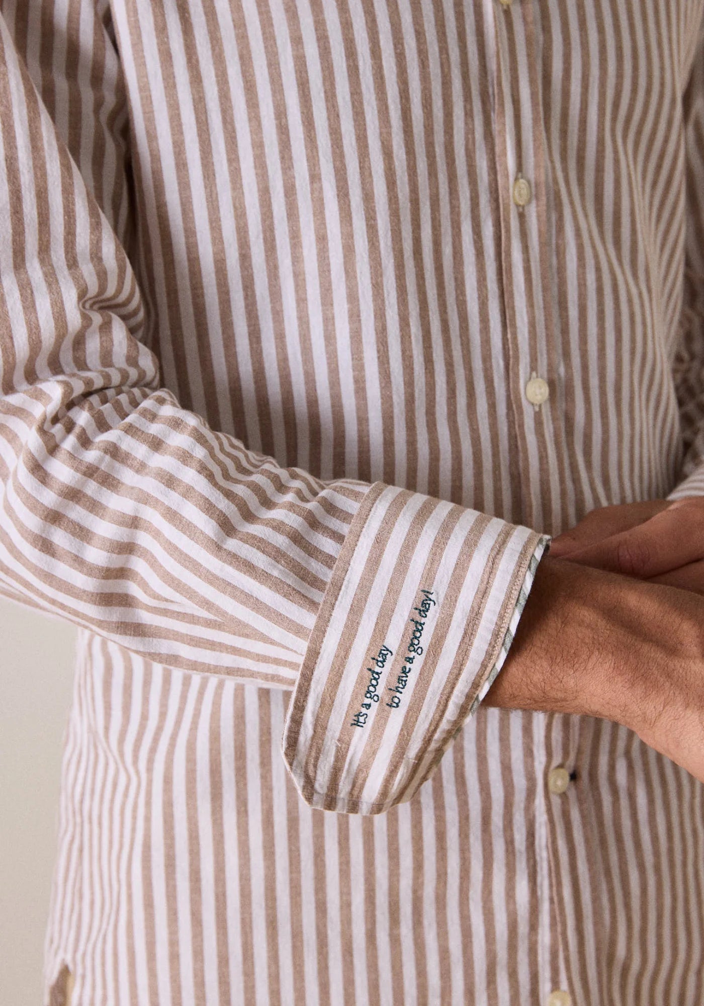 Zoom sur la manche de la chemise Five Carpenter pour homme de chez Jaqk