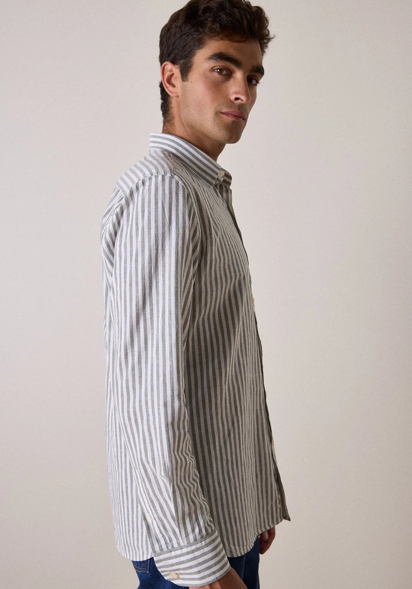 L'homme est de profil et porte la chemise five cosmopolitan de chez Jaqk