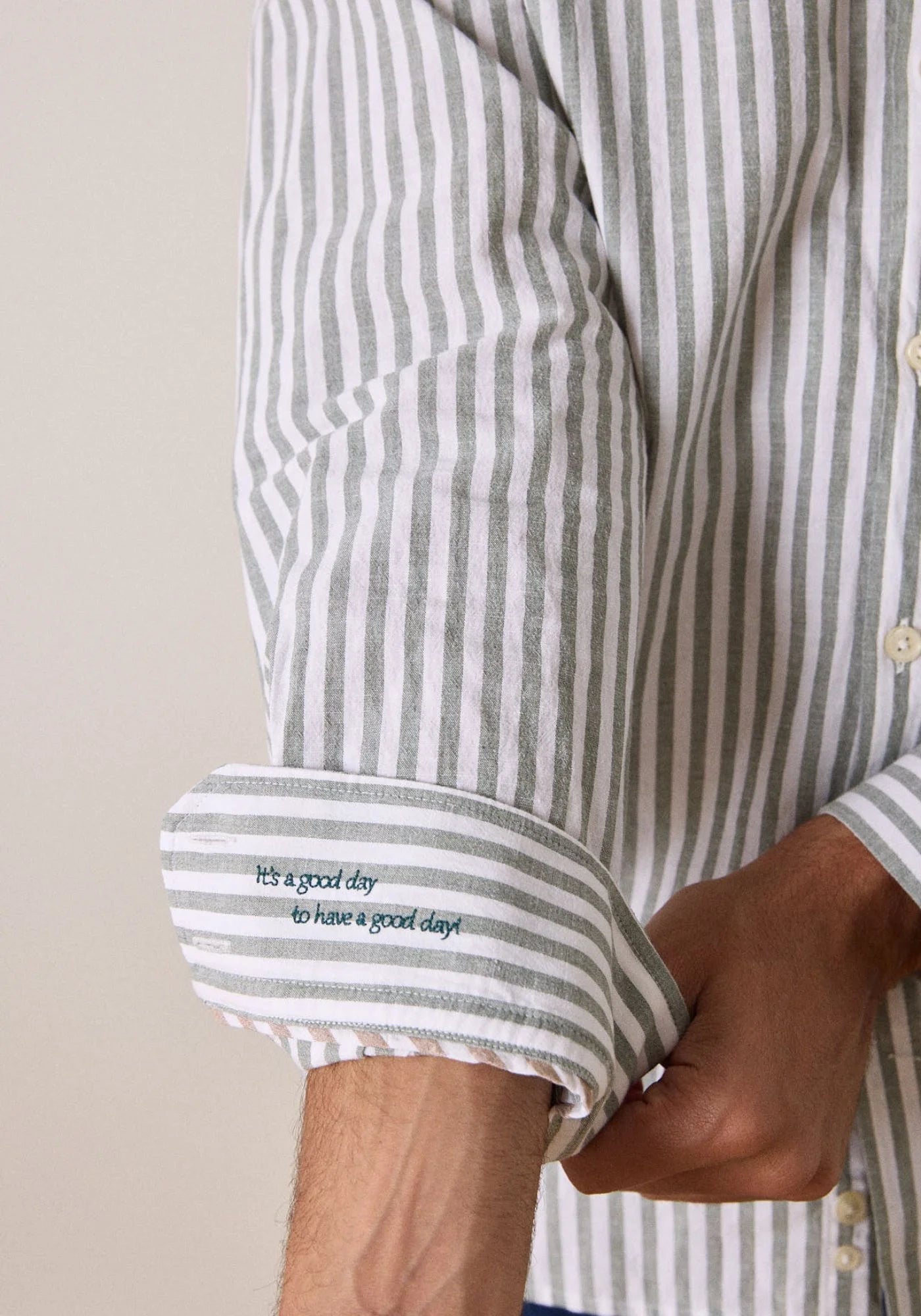 zoom sur la manche de la chemise five cosmopolitan de chez Jaqk