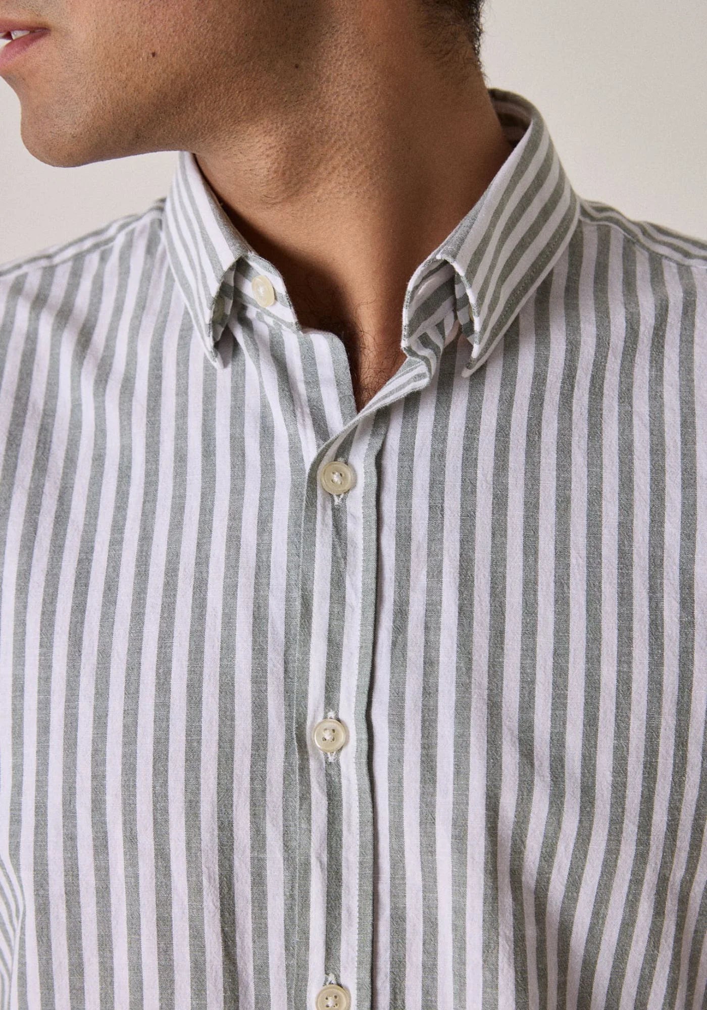 zoom sur le col de la chemise five cosmopolitan de chez Jaqk