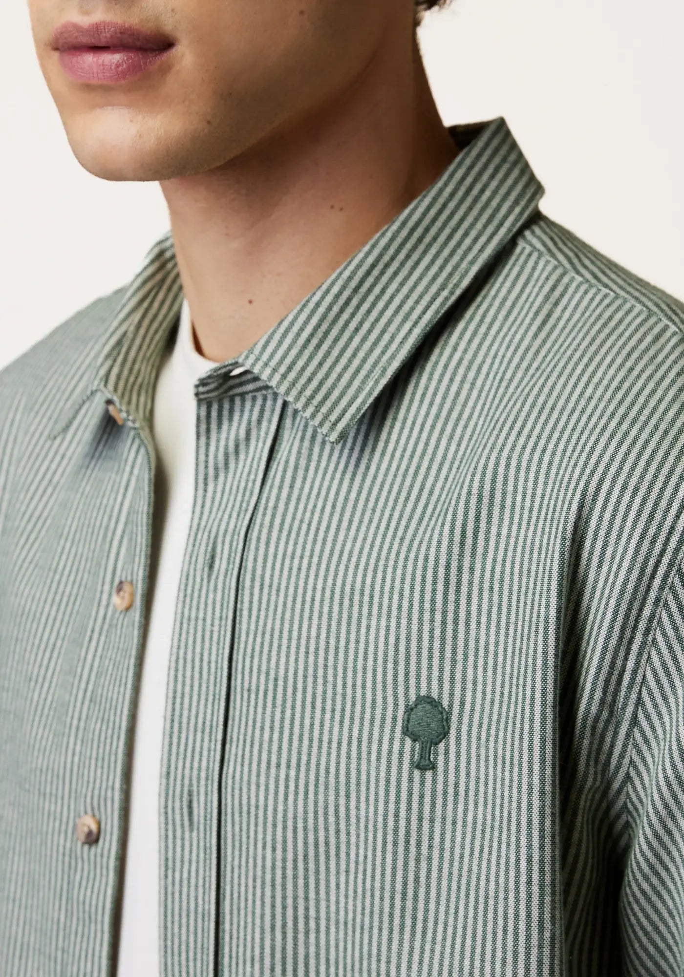 Zoom sur la chemise Iraty rayé vert et écru de chez Faguo