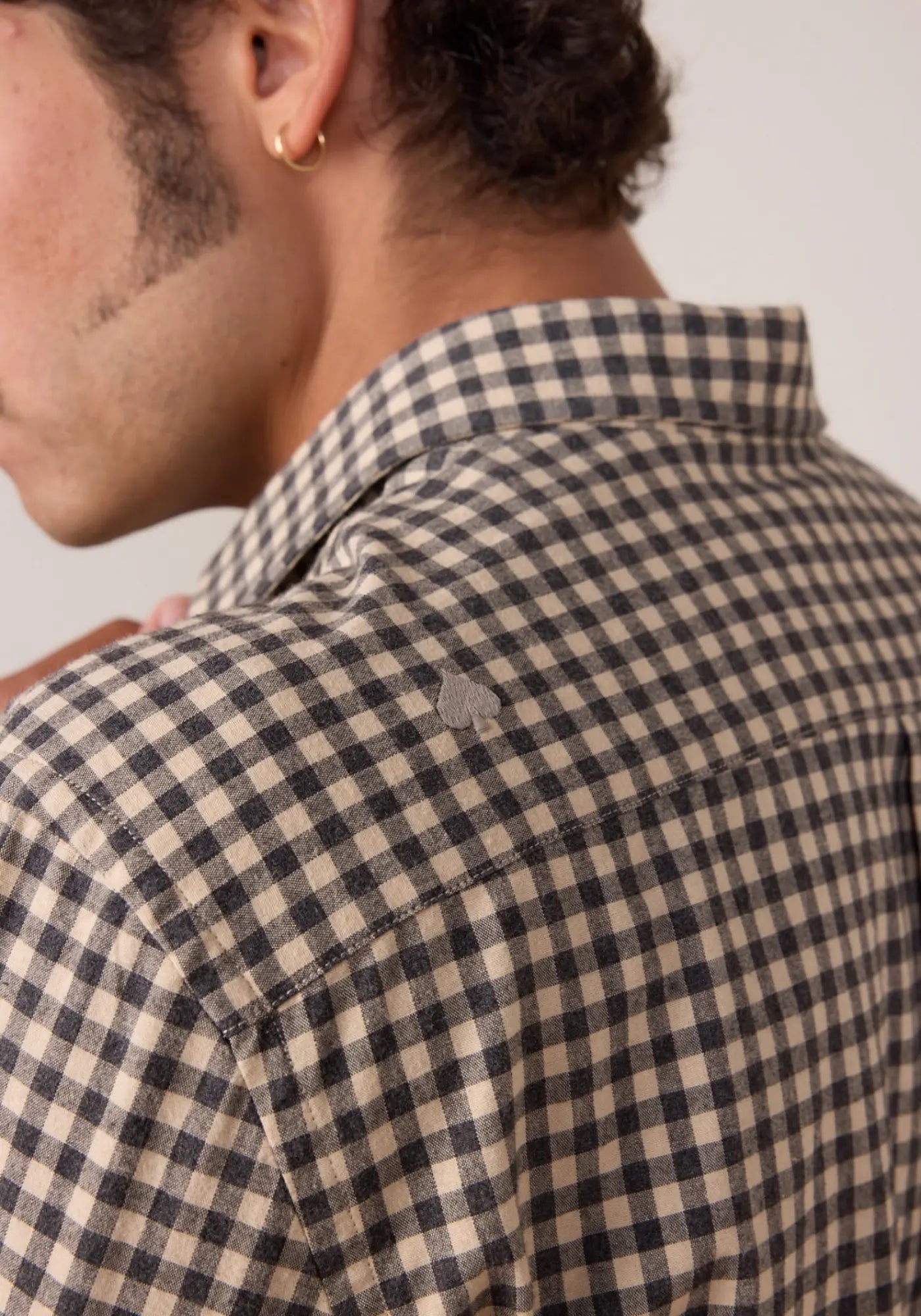 Zoom sur la chemise law plaid de chez Jaqk 