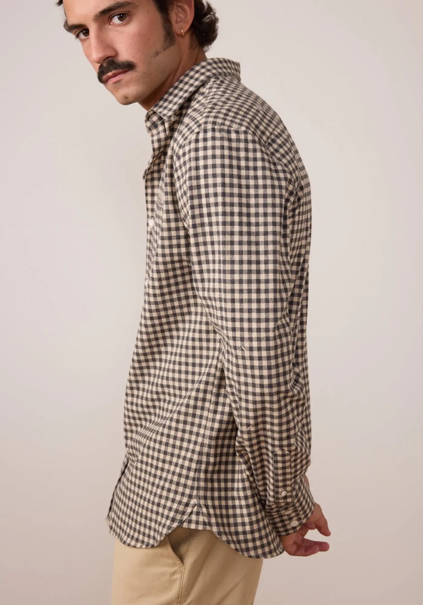 L'homme est de profil et porte la chemise law plaid de chez Jaqk 