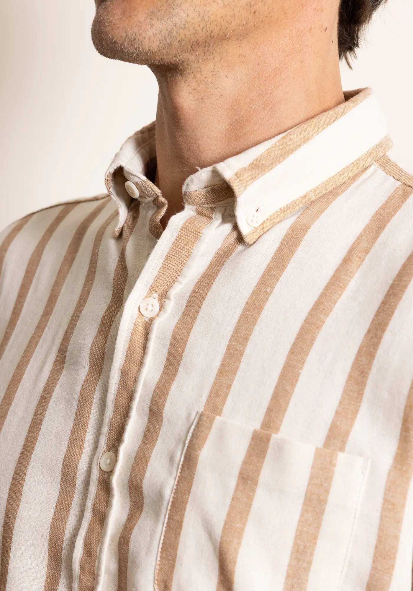 Zoom sur la chemise rayée Java ocre de chez Jaqk 