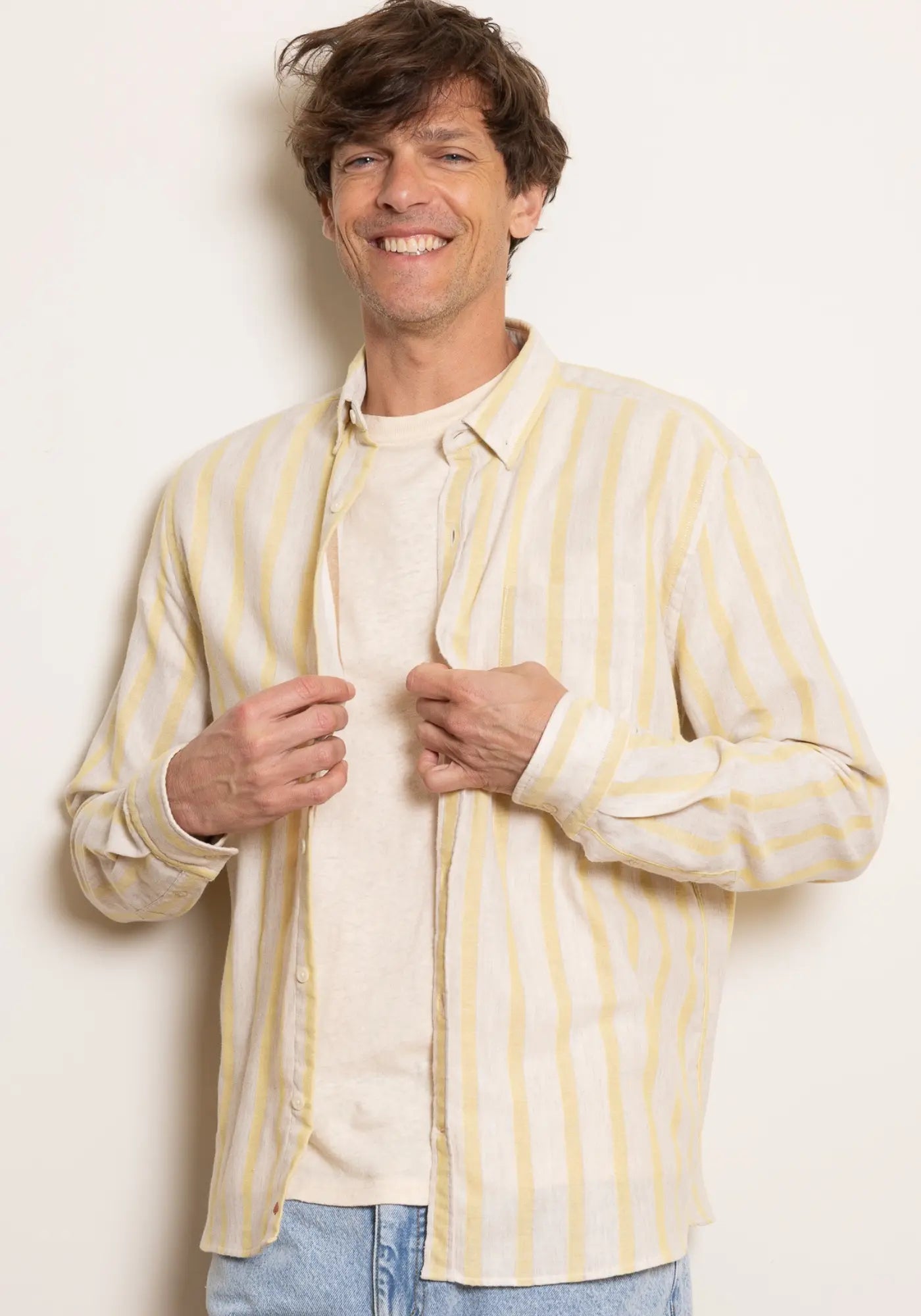 L'homme porte la chemise rayée Java vogler de chez Jaqk 