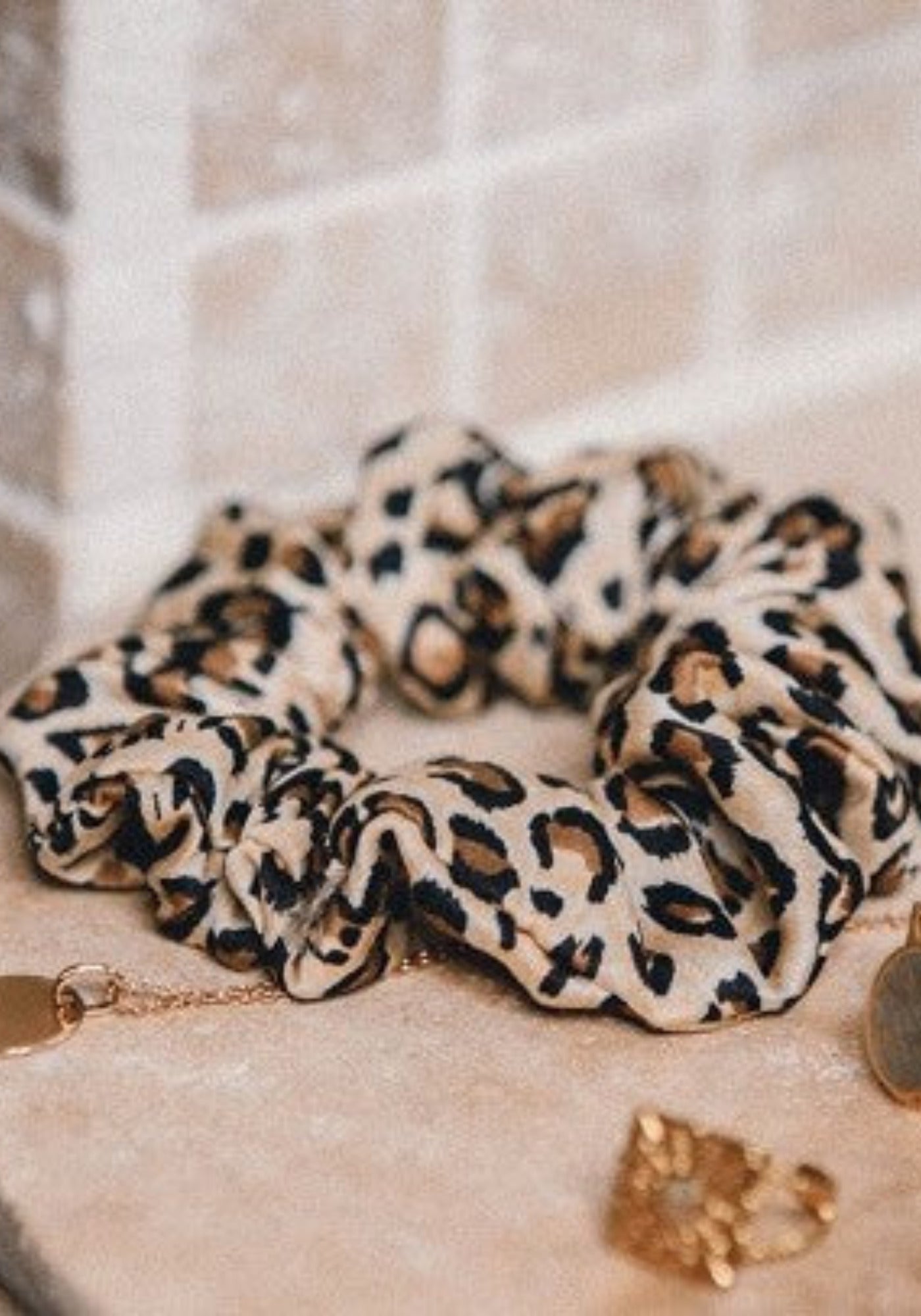 Le chouchou en soie léopard pour femme de chez Emily's Pillow