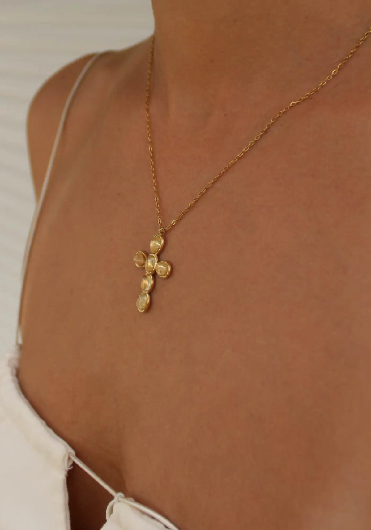 La femme porte le collier Allegra nude de chez Caprice Paris