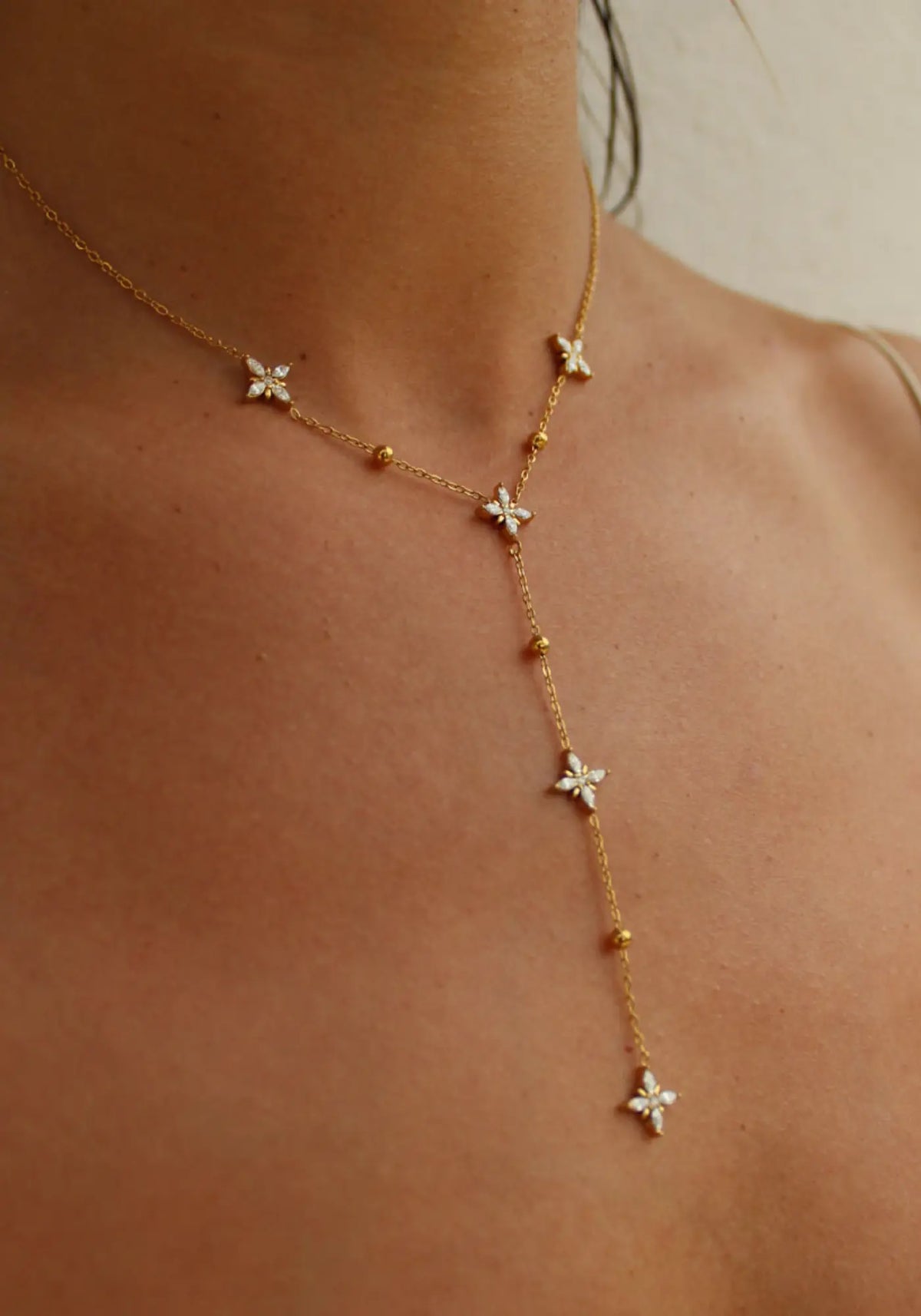 La femme porte le collier Chiara de chez Caprice Pars