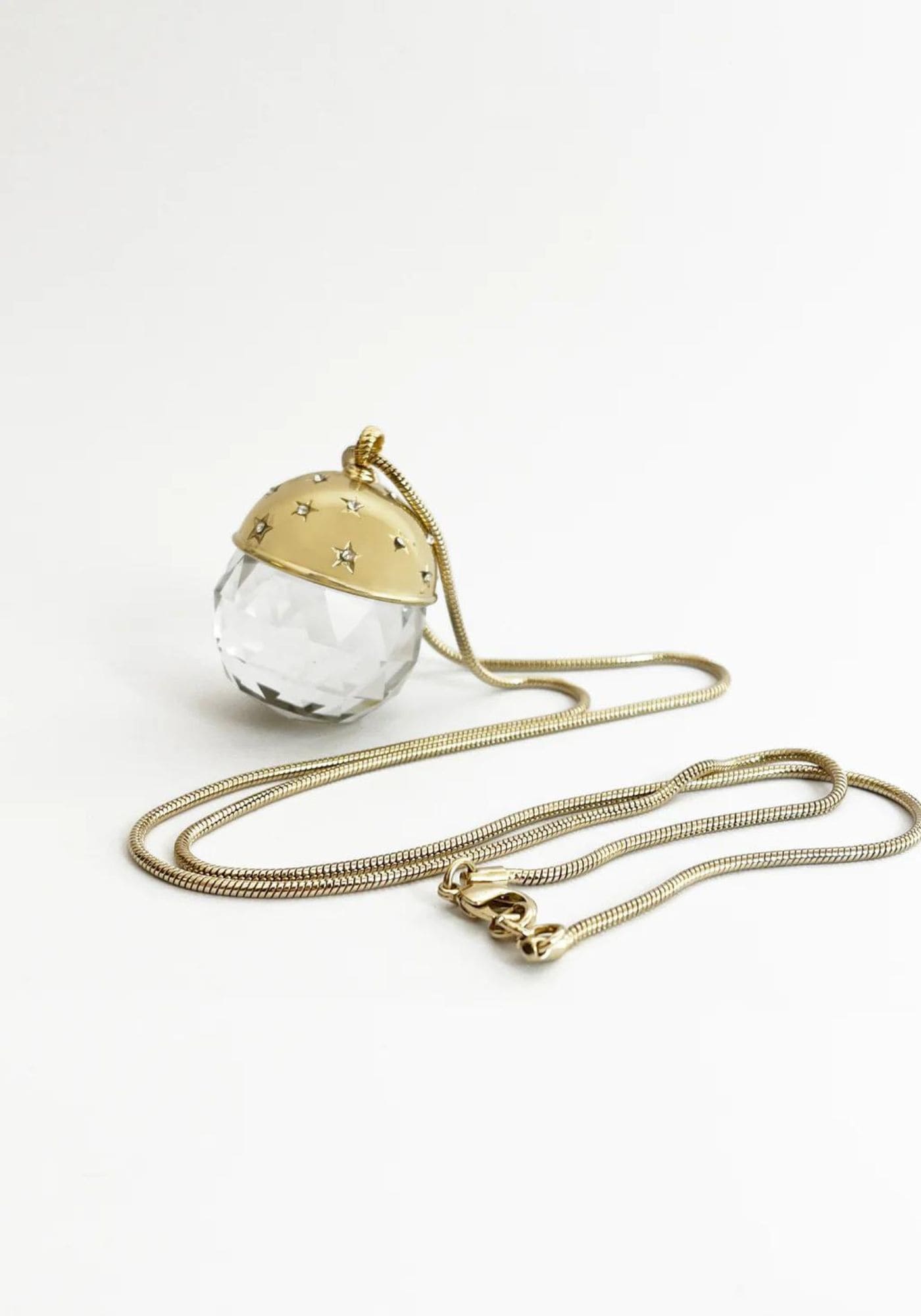Le collier Crystal Ball de chez Maison 77 est posé sur un fond blanc 