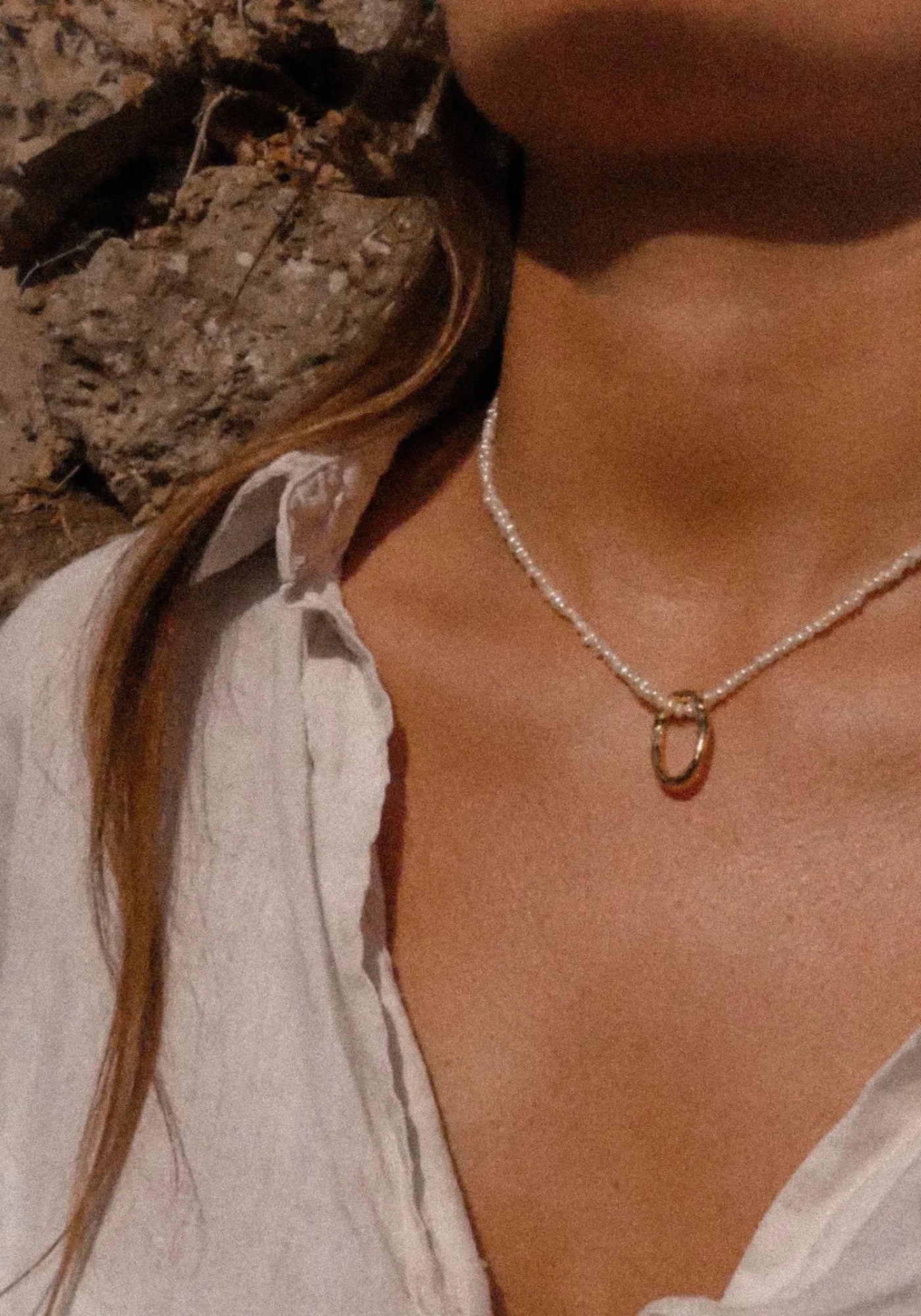 Zoom sur la femme qui porte le collier Figari de chez Maison Soleil