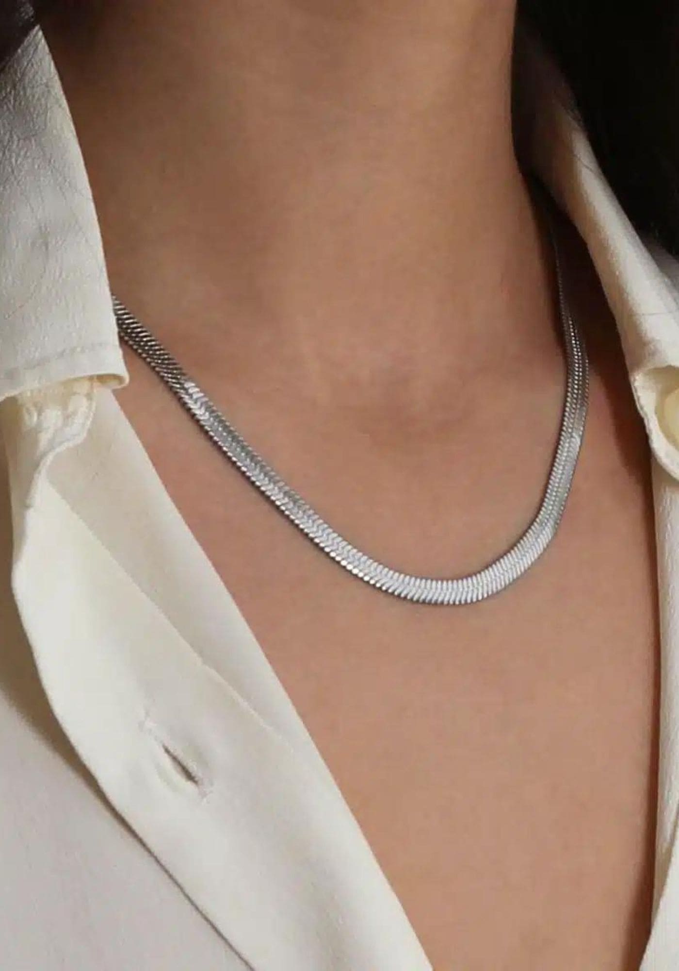 La femme porte le collier Leto argent de chez Caprice Paris