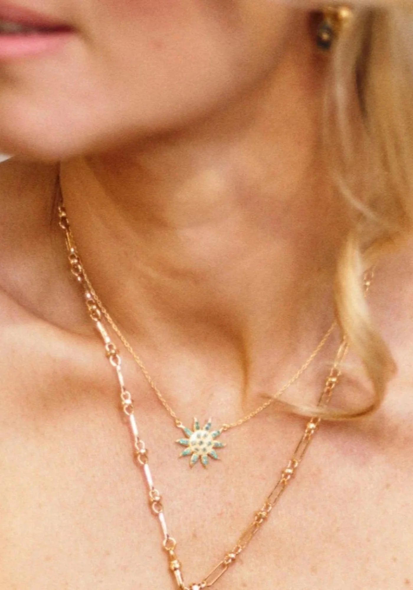 La femme porte le collier Mini Sun onyx vert de chez Ucciani