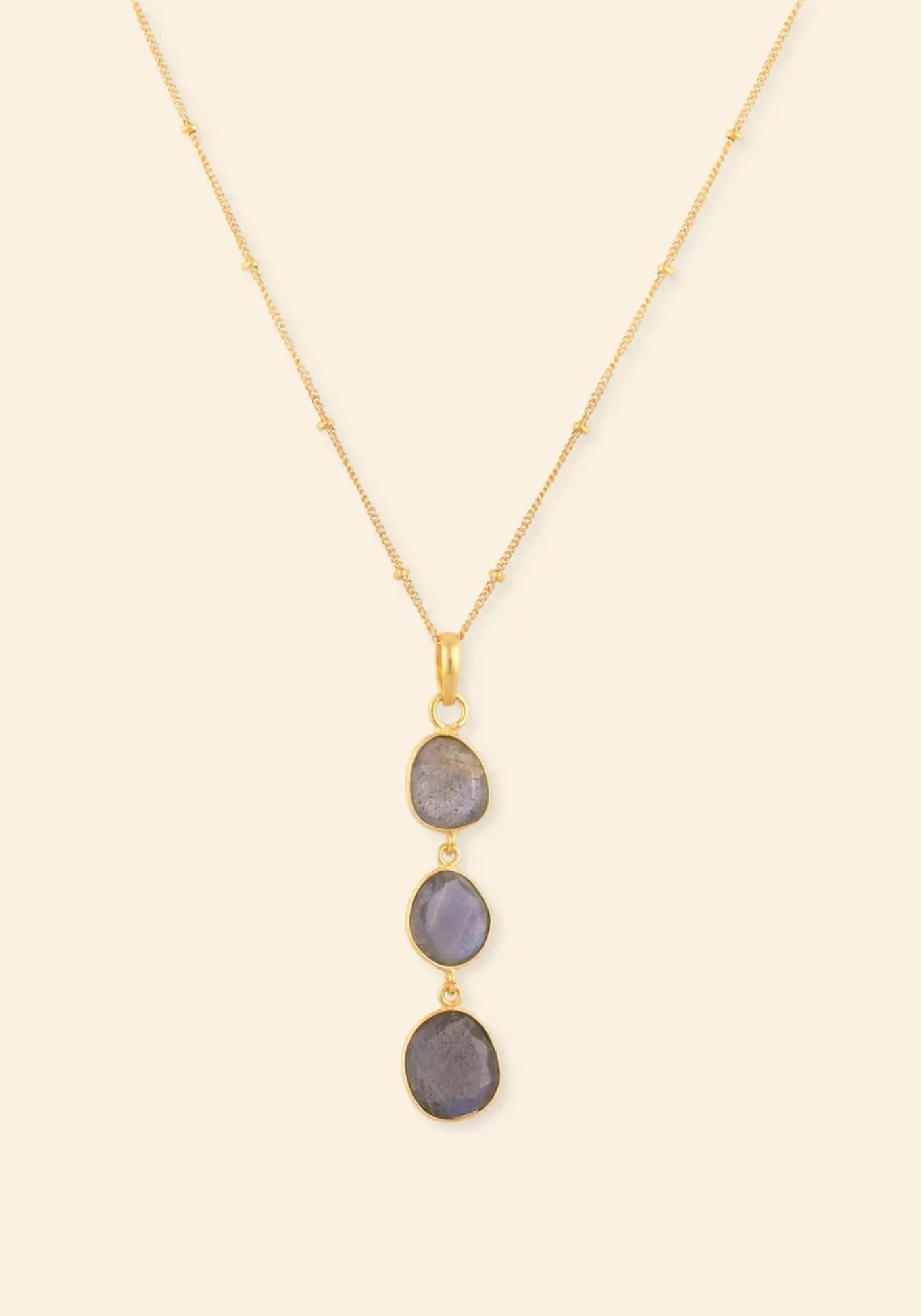 Le collier moonlit waters gris labradorite de chez Ekadori