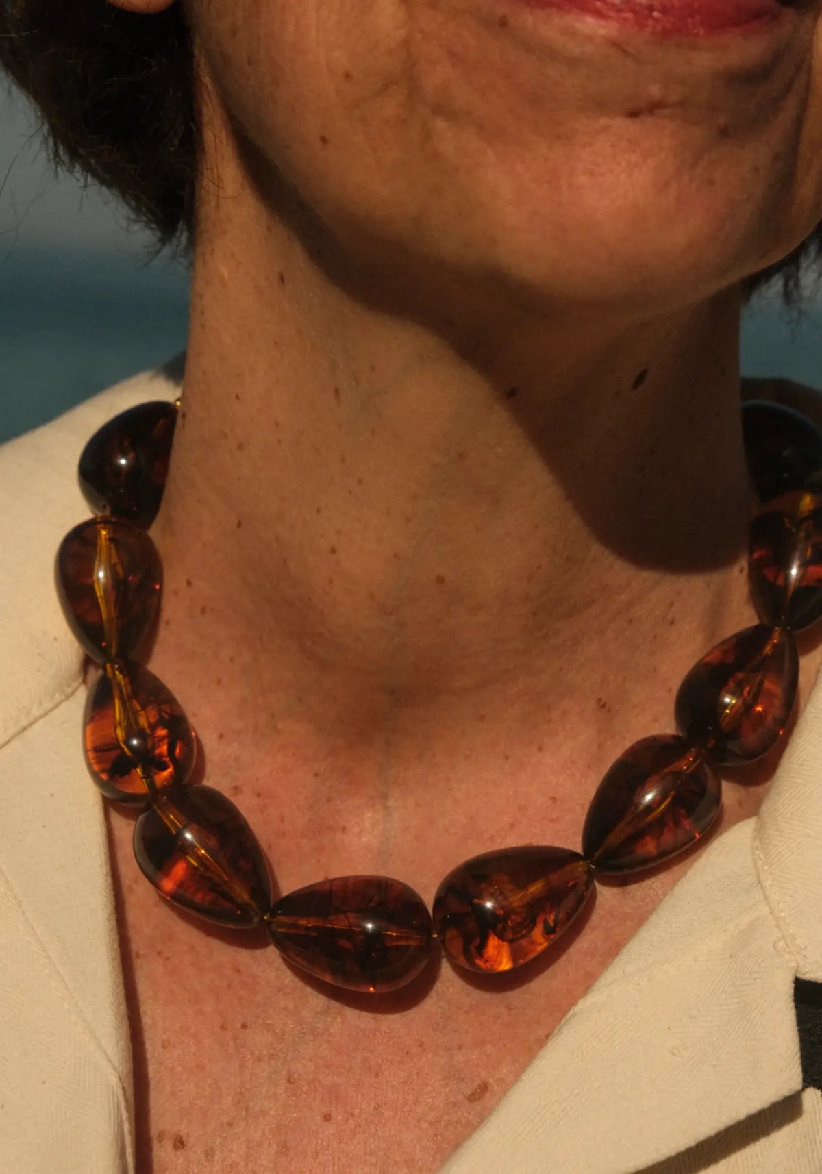 Le collier Muriel ambre brun de chez Maison Ressac 