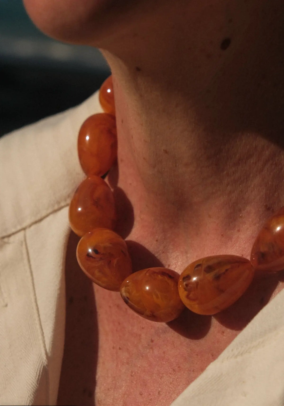 Le collier Muriel orange marbré de chez Maison Ressac