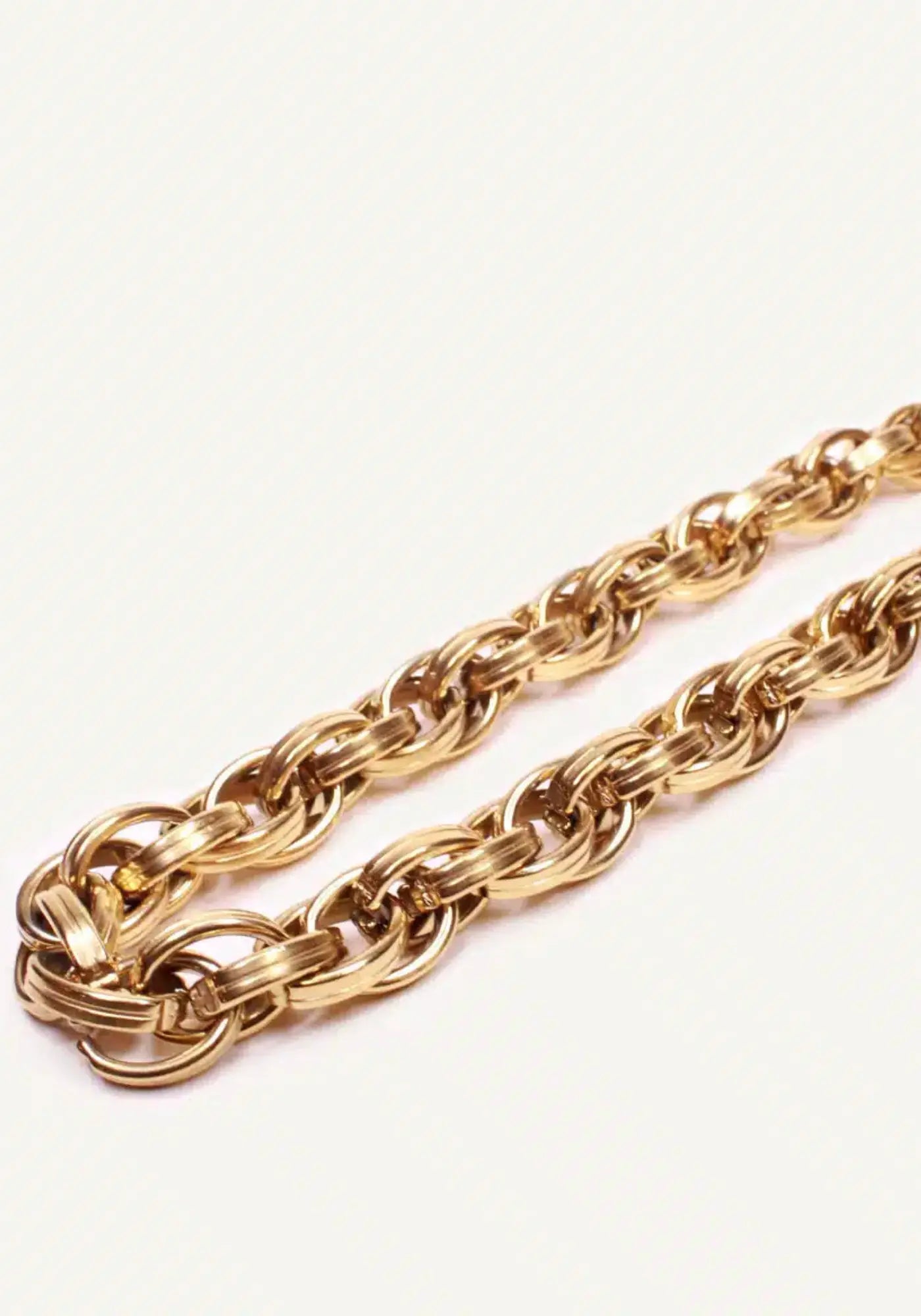 Zoom sur le collier Rachel de chez Caprice Paris