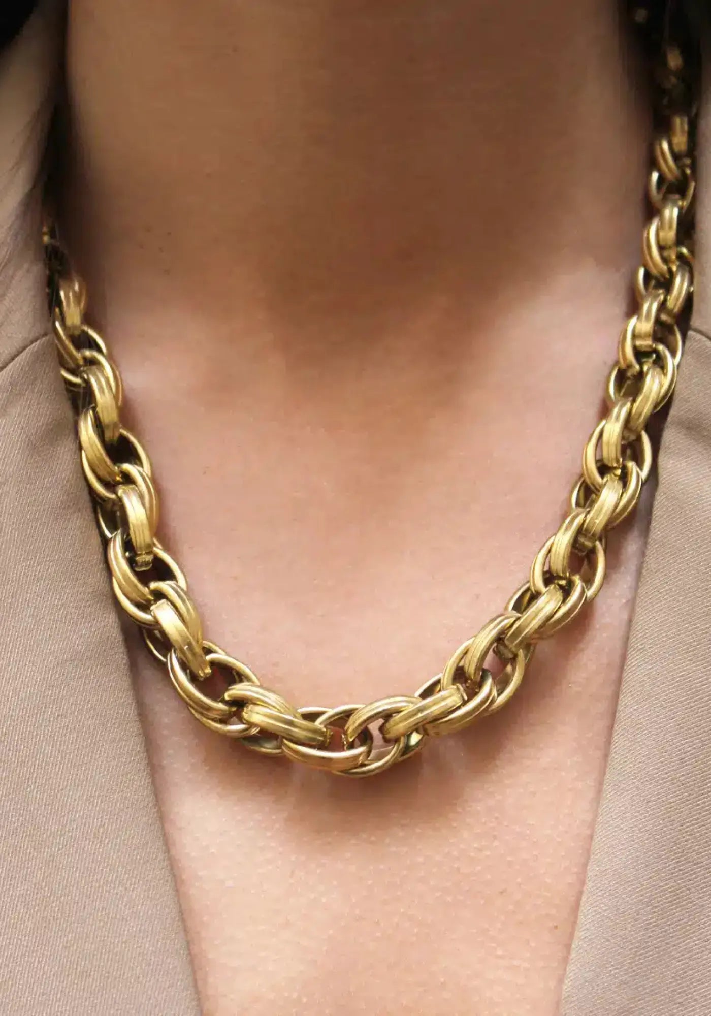 La femme porte le collier Rachel de chez Caprice Paris