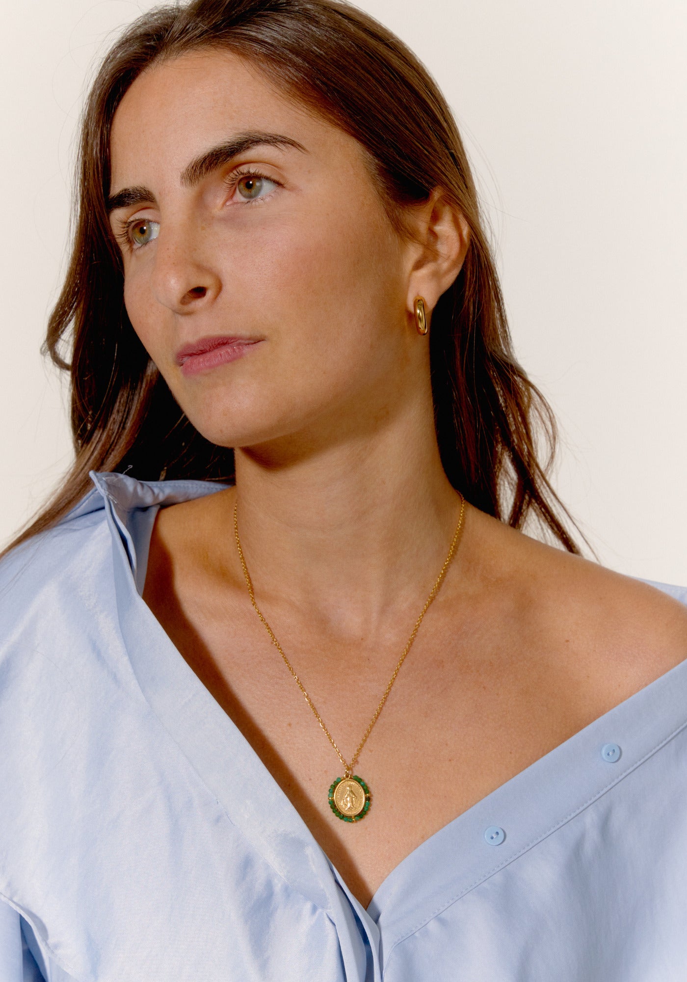 La femme porte le collier Santa Maria Selva de chez Fancy Palas