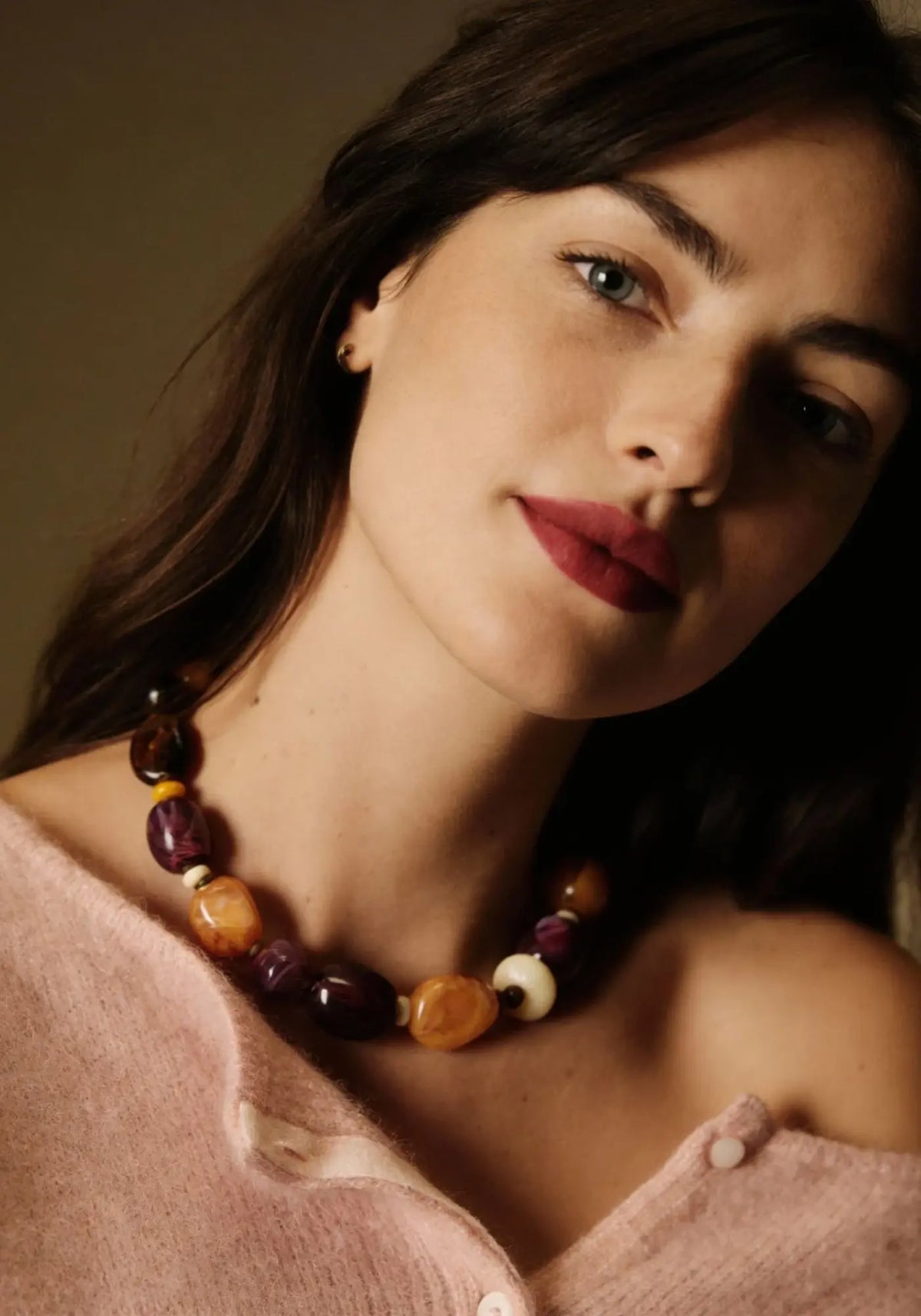La femme porte le collier yseult de chez Maison Ressac