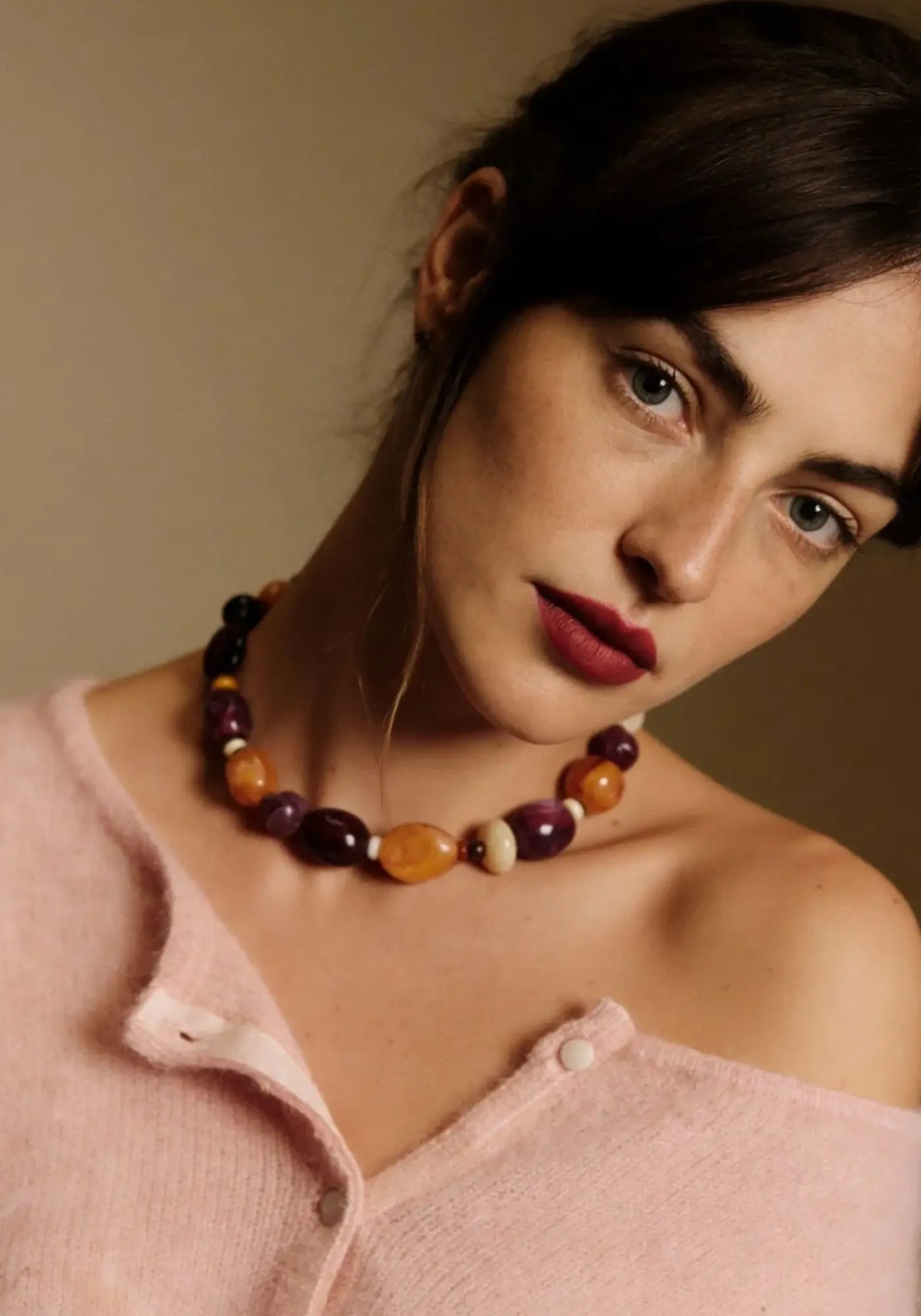 La femme porte le collier yseult de chez Maison Ressac