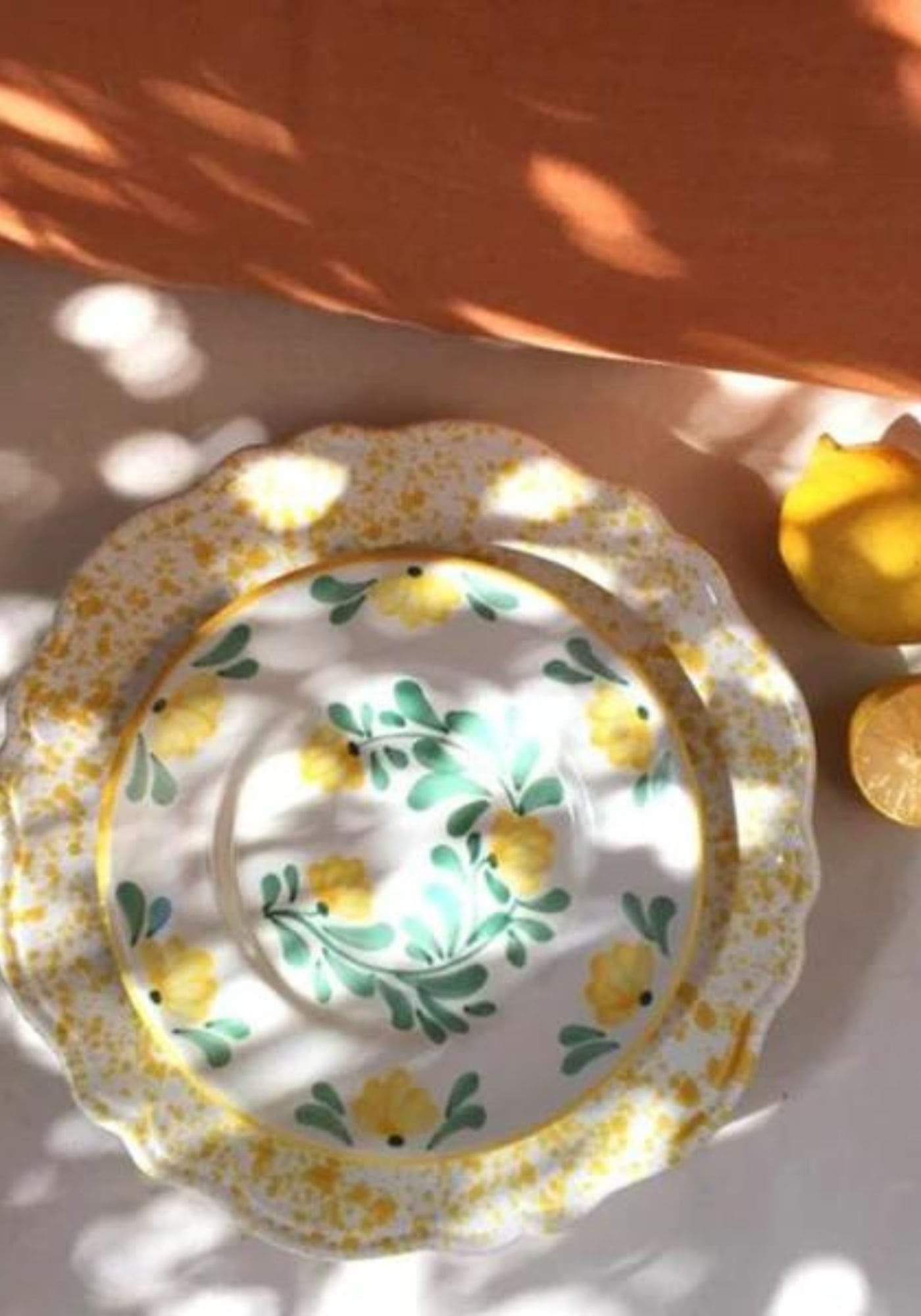 Photo inspiration art de la table avec l'assiette schizzi vintage jaune assortie avec un autre modèle d'assiette de chez Molleni