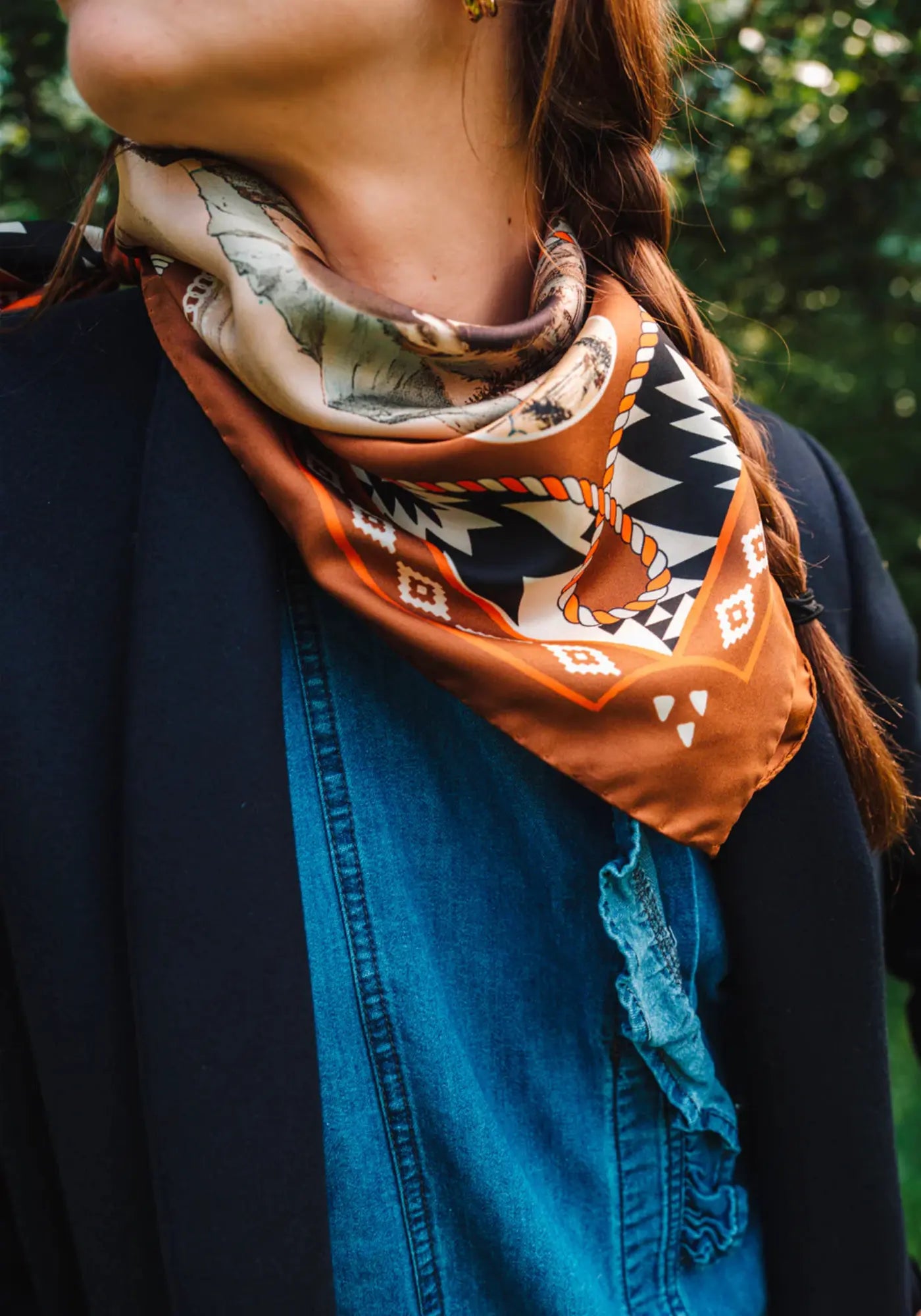 La femme porte le foulard dusty west silk 70 brown de chez Antan Créations