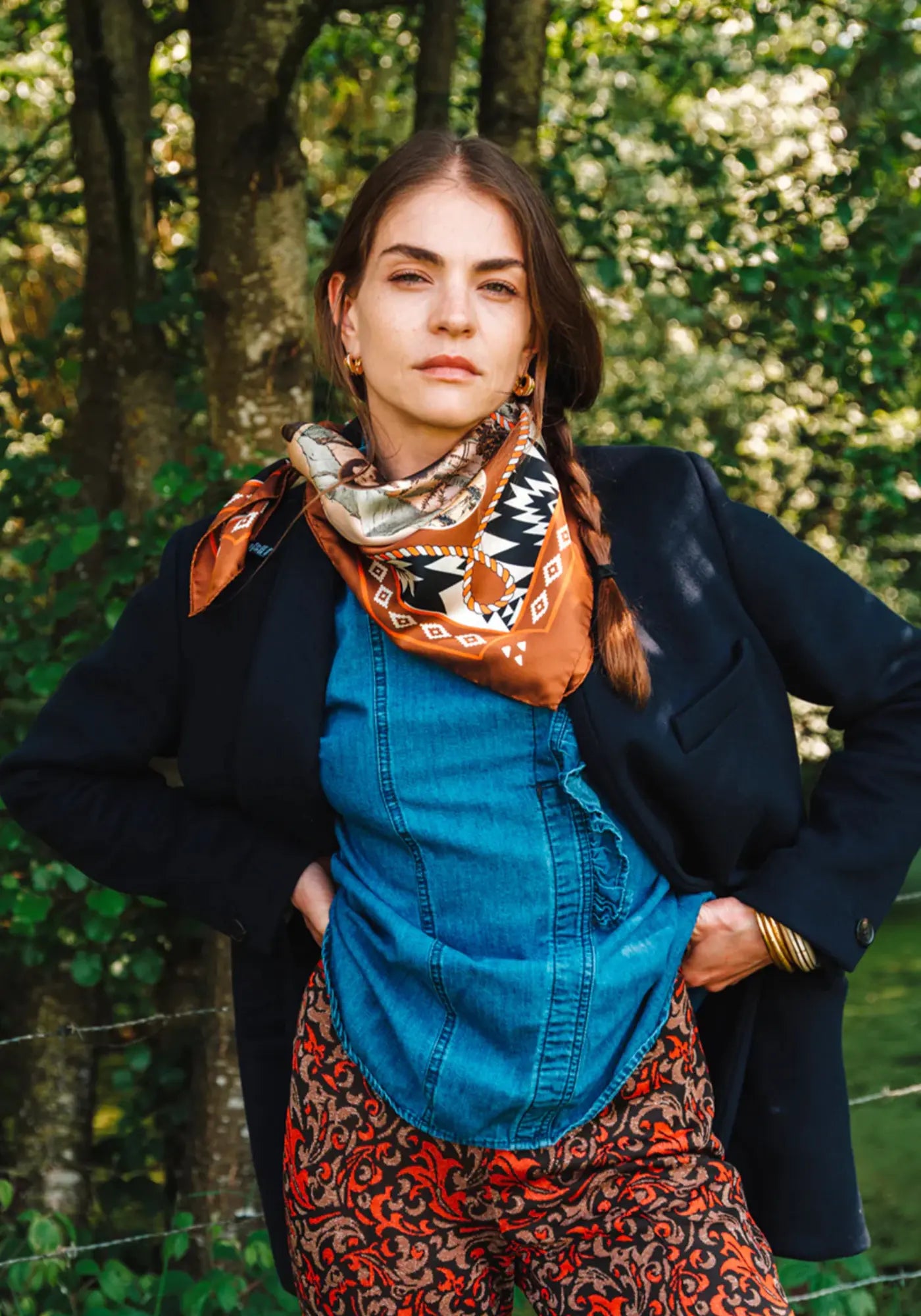 La femme porte le foulard dusty west silk 70 brown de chez Antan Créations