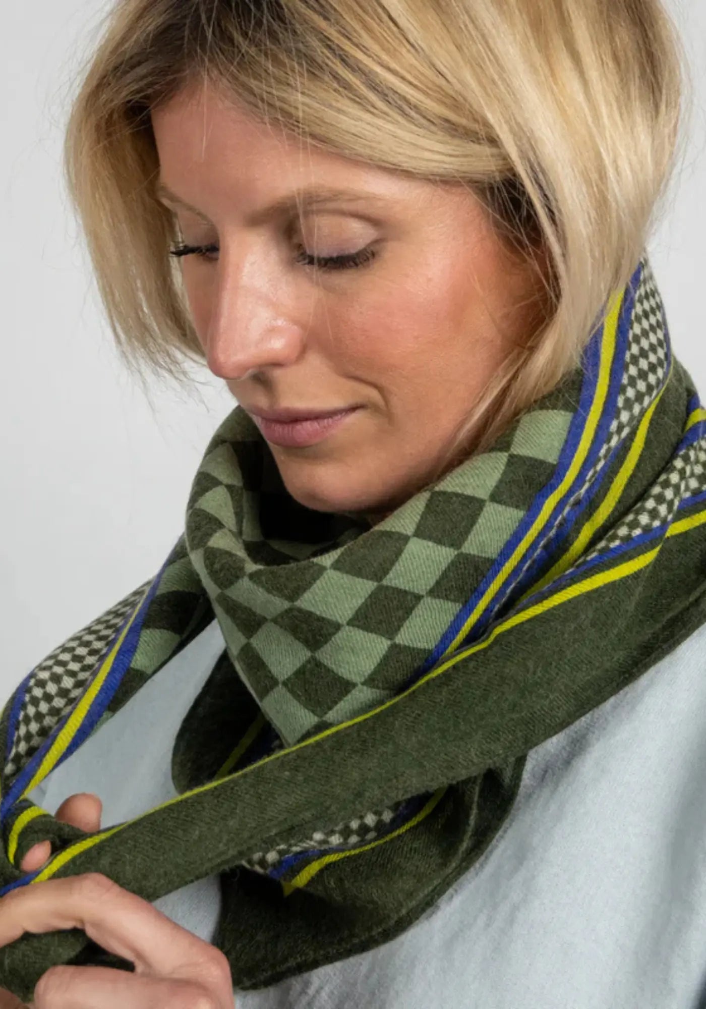 La femme porte le foulard 100% laine Caroline de chez Billy Belt 