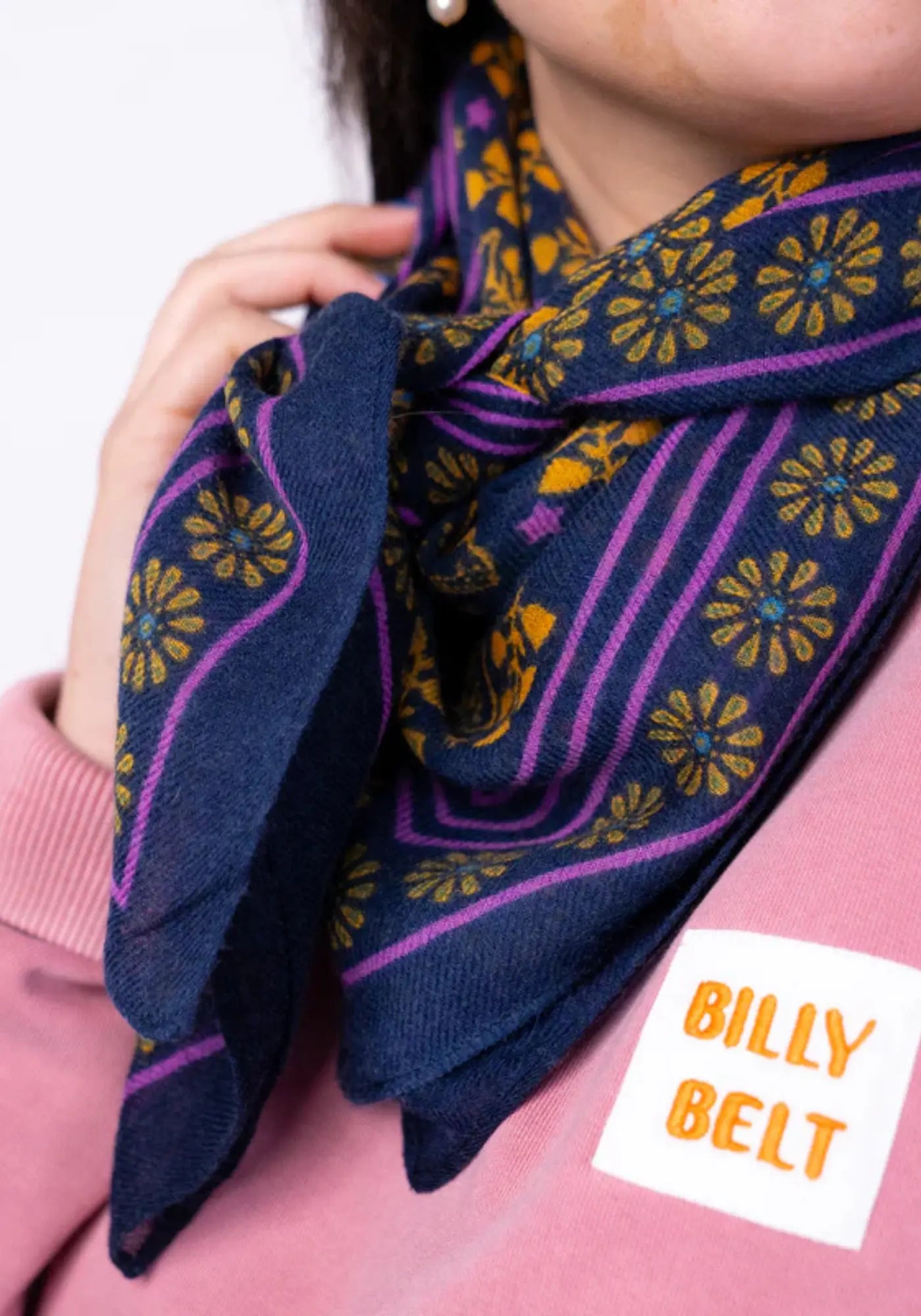 La femme porte le foulard 100 % laine Constance marine de chez Billybelt