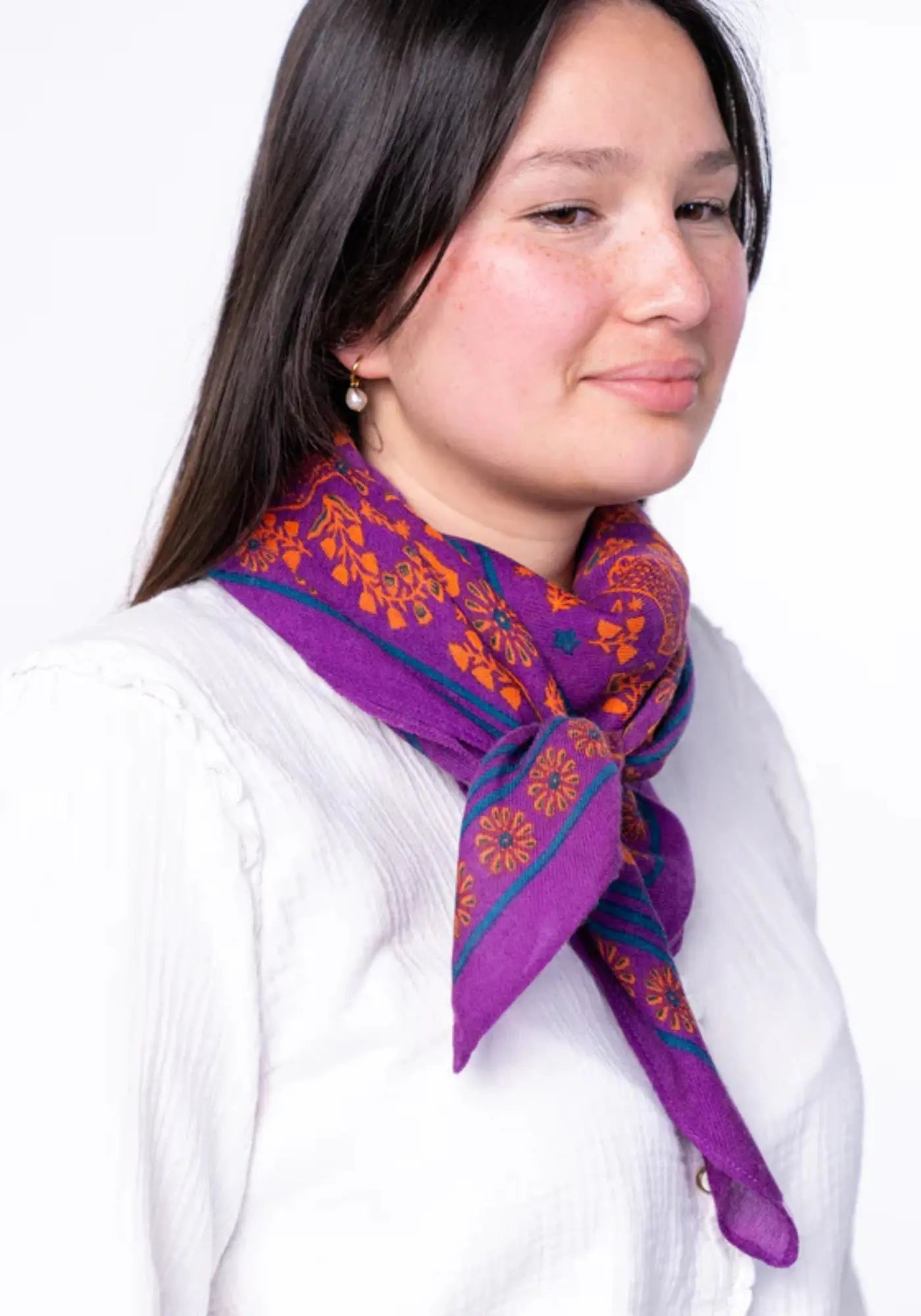 La femme porte le foulard 100% laine constance prune de chez Billybelt 
