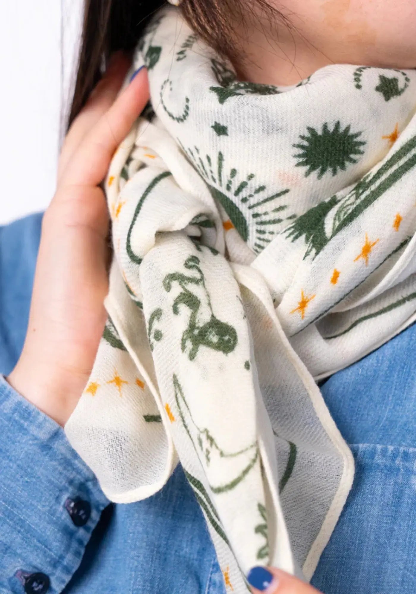 La femme porte le foulard 100% laine Madeleine couleur écru de chez Billybelt 
