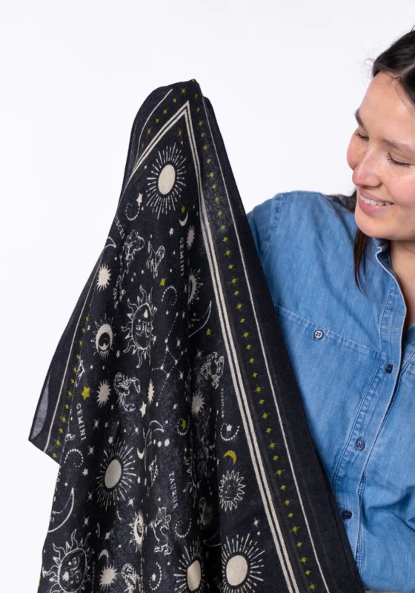 La femme porte le foulard 100% laine Madeleine couleur noir de chez Billybelt