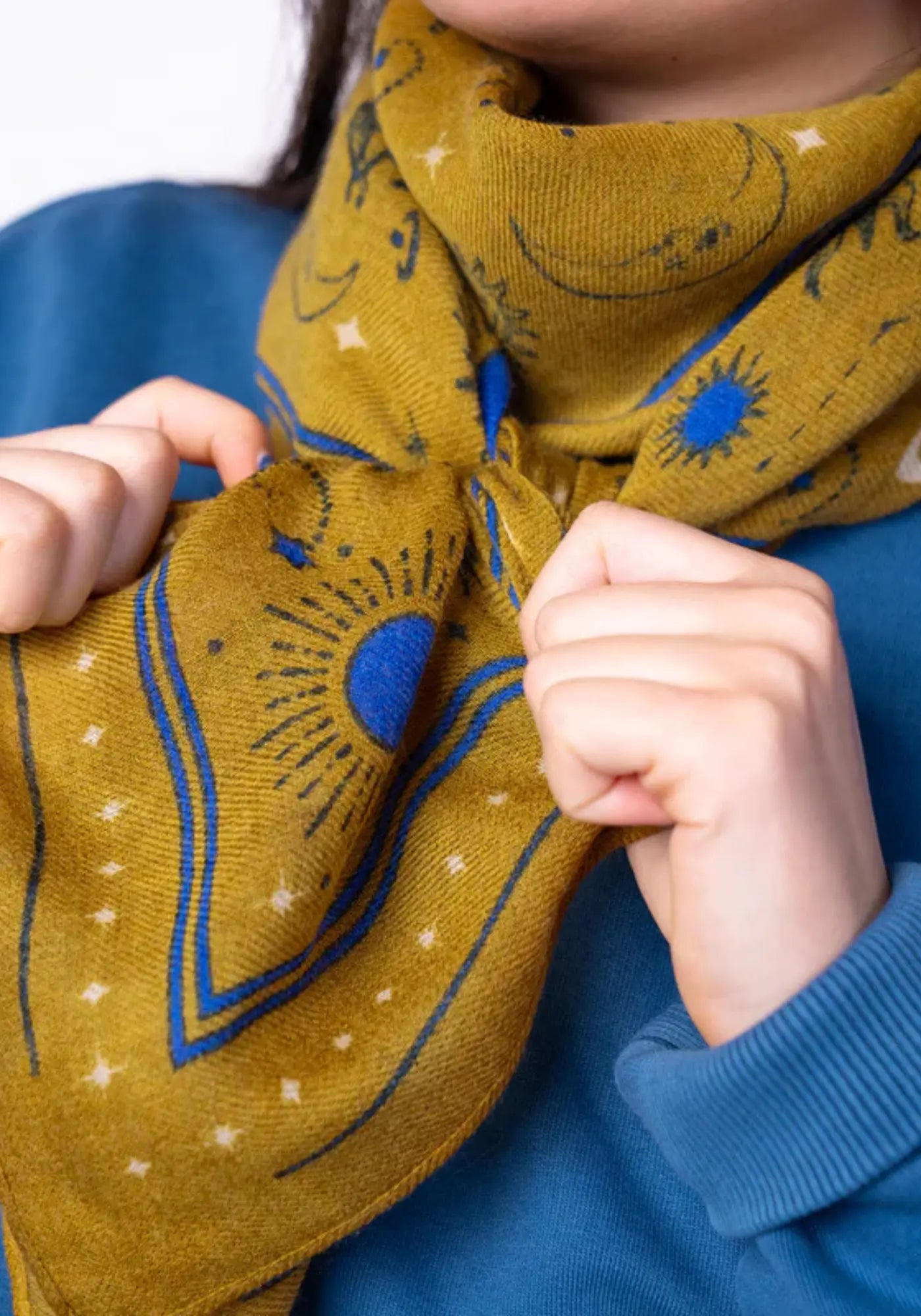 La femme porte le foulard 100% laine Madeleine couleur olive de chez Billybelt 