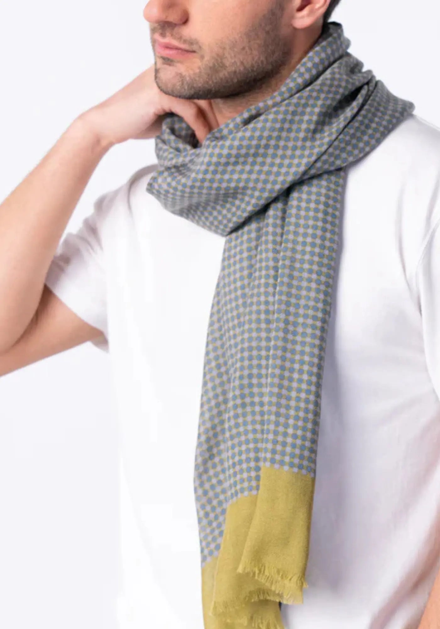 L'homme porte le foulard 100% laine Marceau de chez Billybelt 