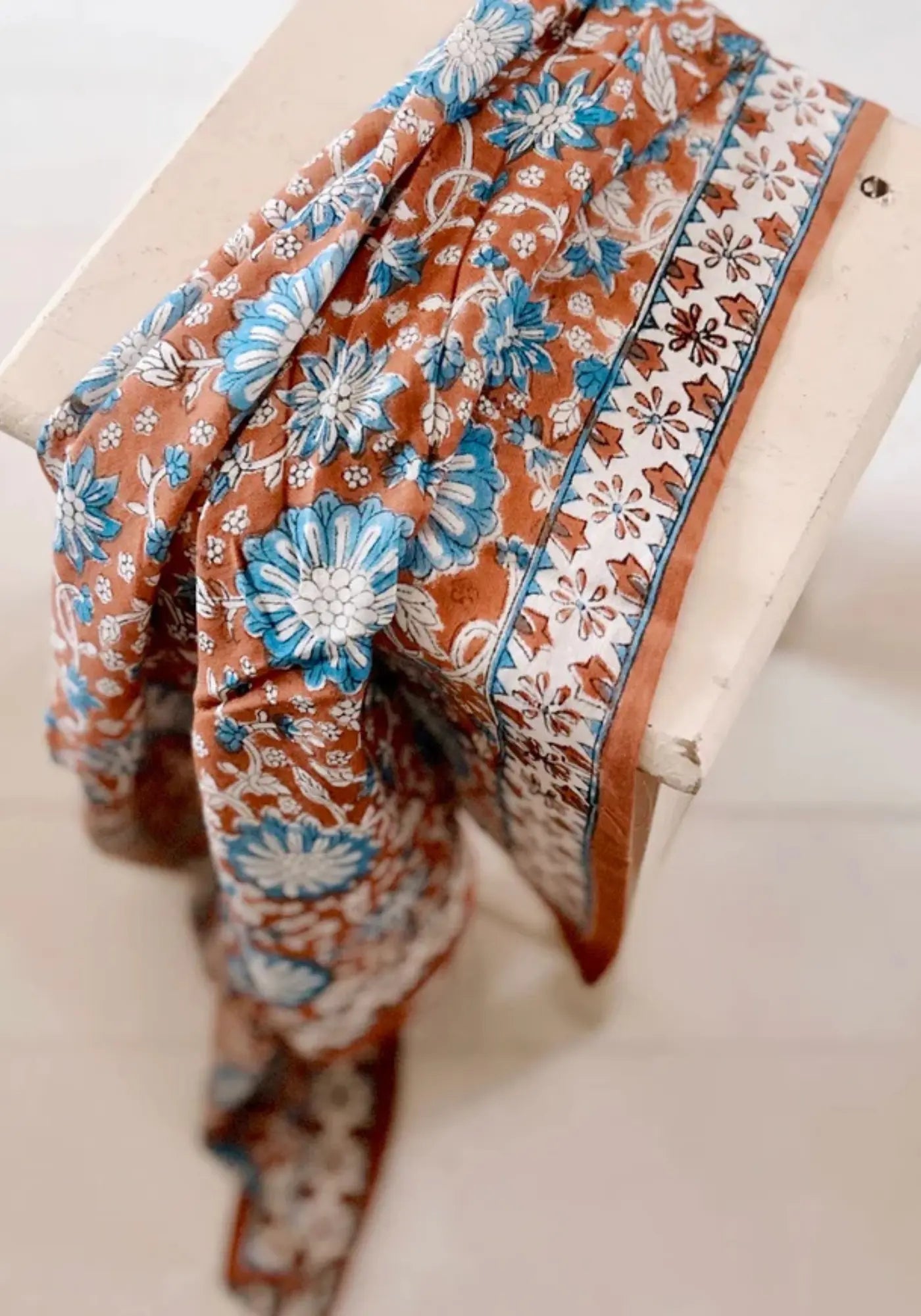 Le foulard delhi kids 50cm cannelle de chez So Family