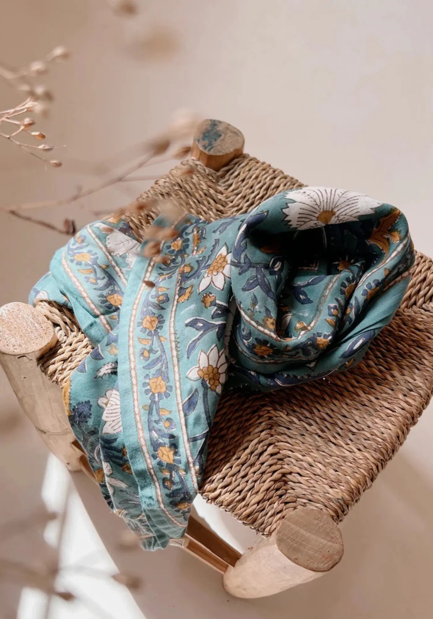 Le foulard delhi mum 100cm celadon de chez So Family