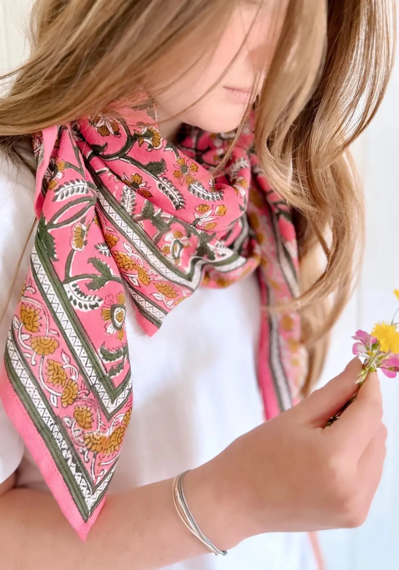 Le foulard delhi mum 100cm cerise de chez So Family