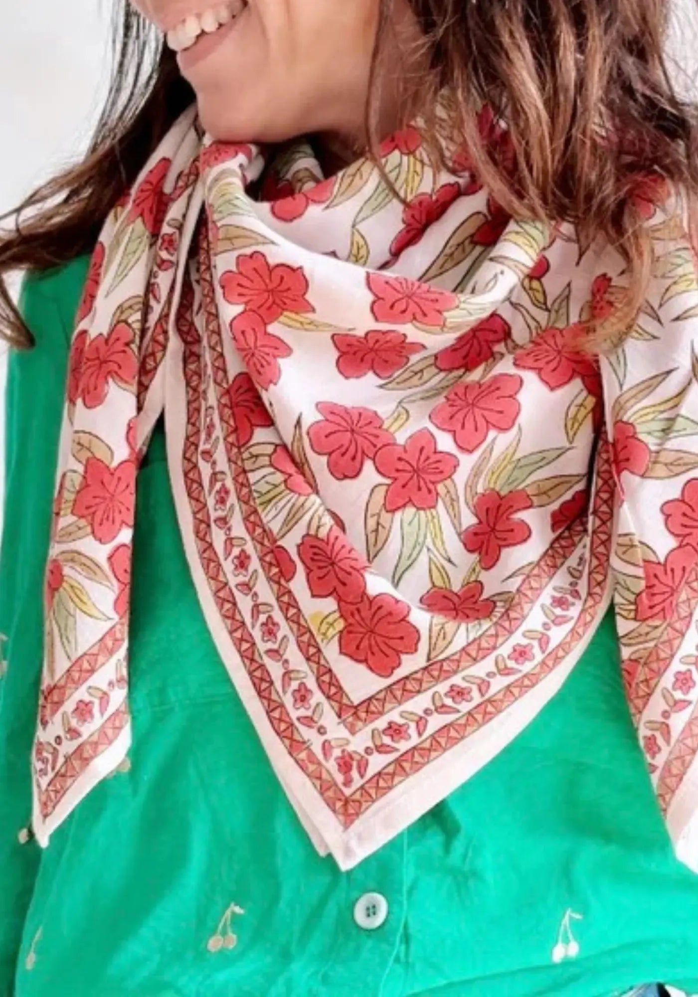 La femme porte le foulard delhi mum 100cm jaipur grenat de chez So family