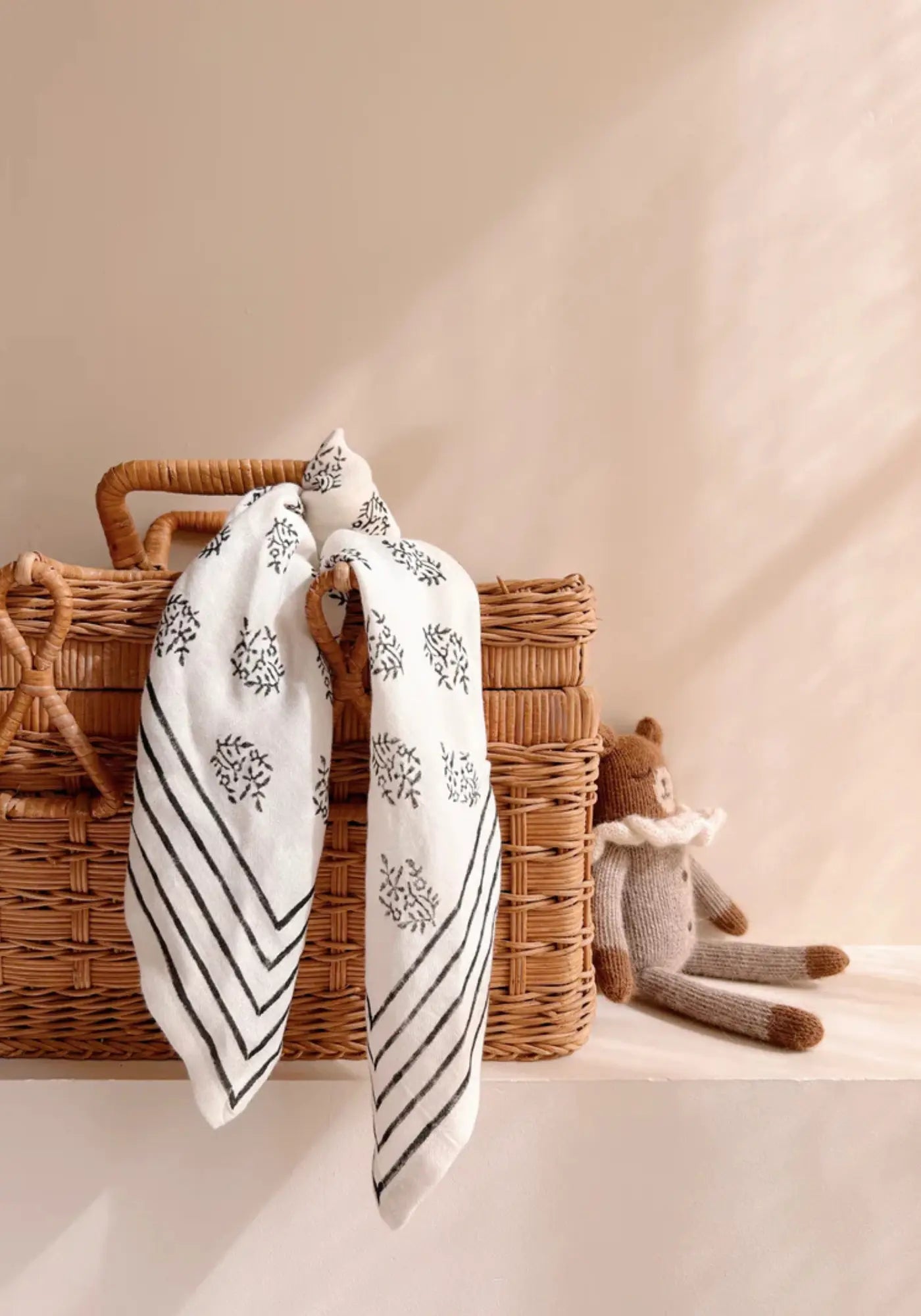 Le foulard delhi mum 100cm latte de chez So Family