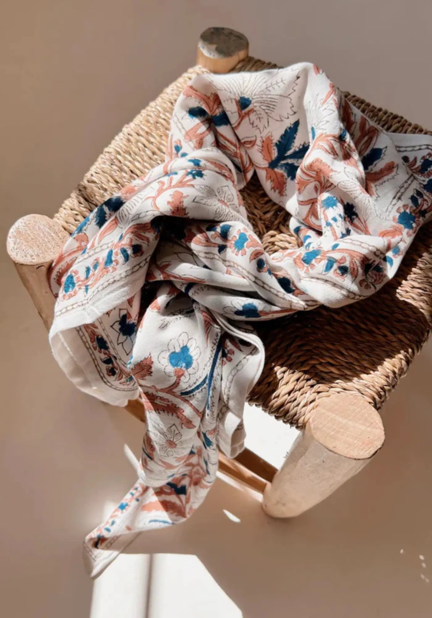 Le foulard delhi mum 100cm prusse de chez So Family