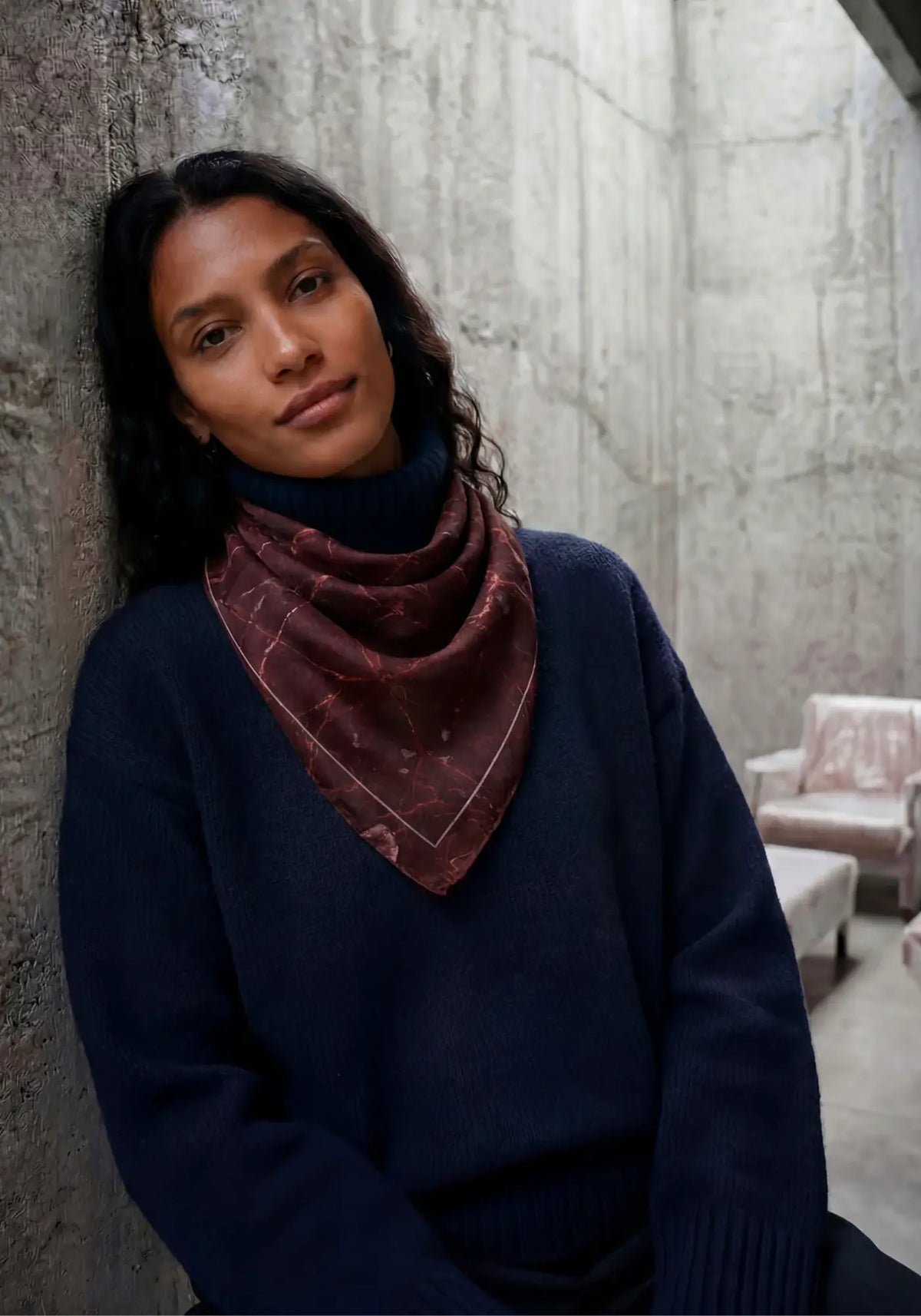 La femme porte le foulard granit Bordeaux de chez Antan Créations
