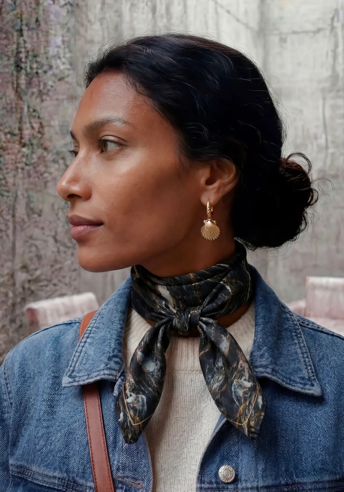 La femme porte le foulard granit marbre noir de chez Antan Créations
