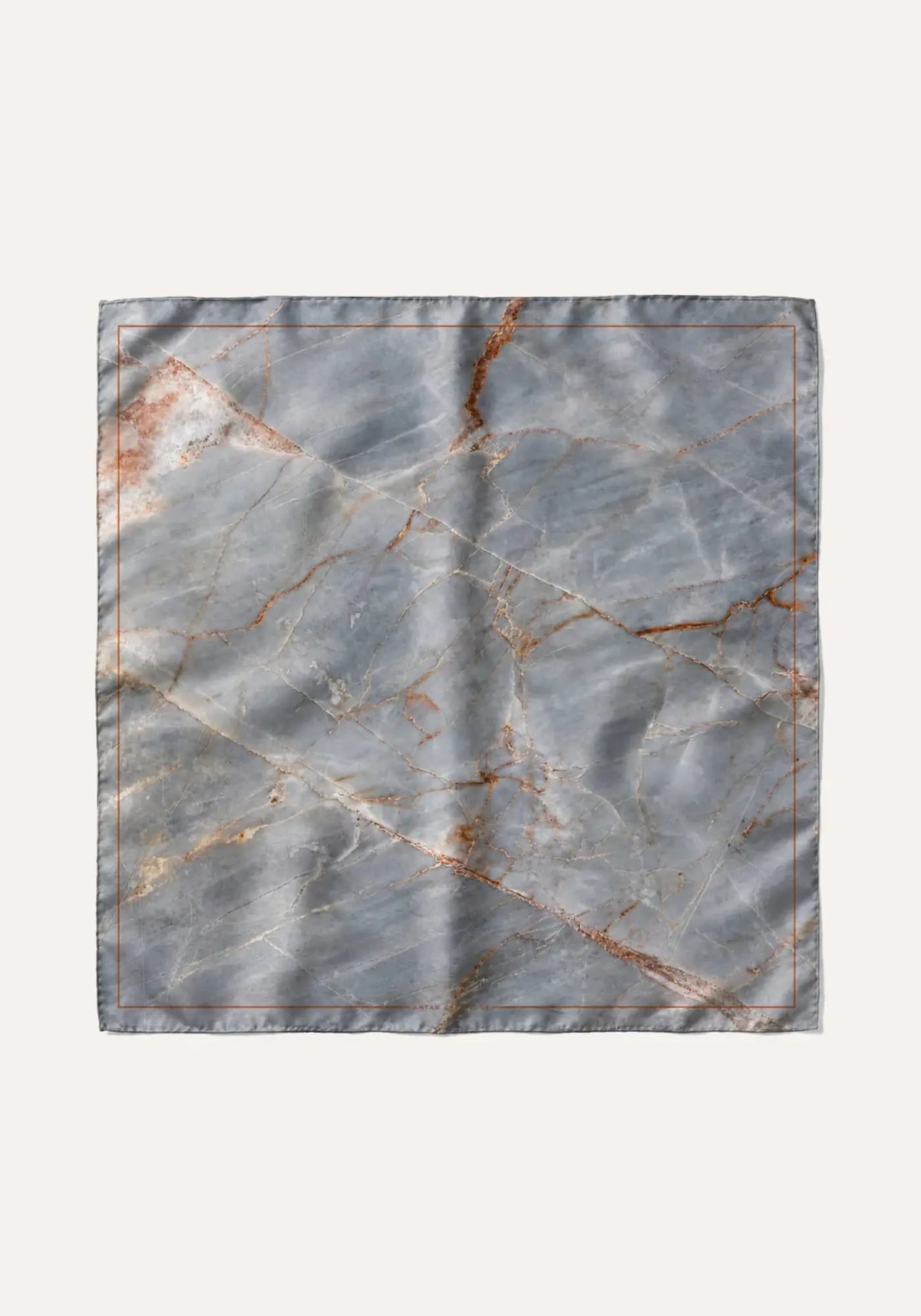 La femme porte le foulard granit quartz tempete de chez Antan Créations