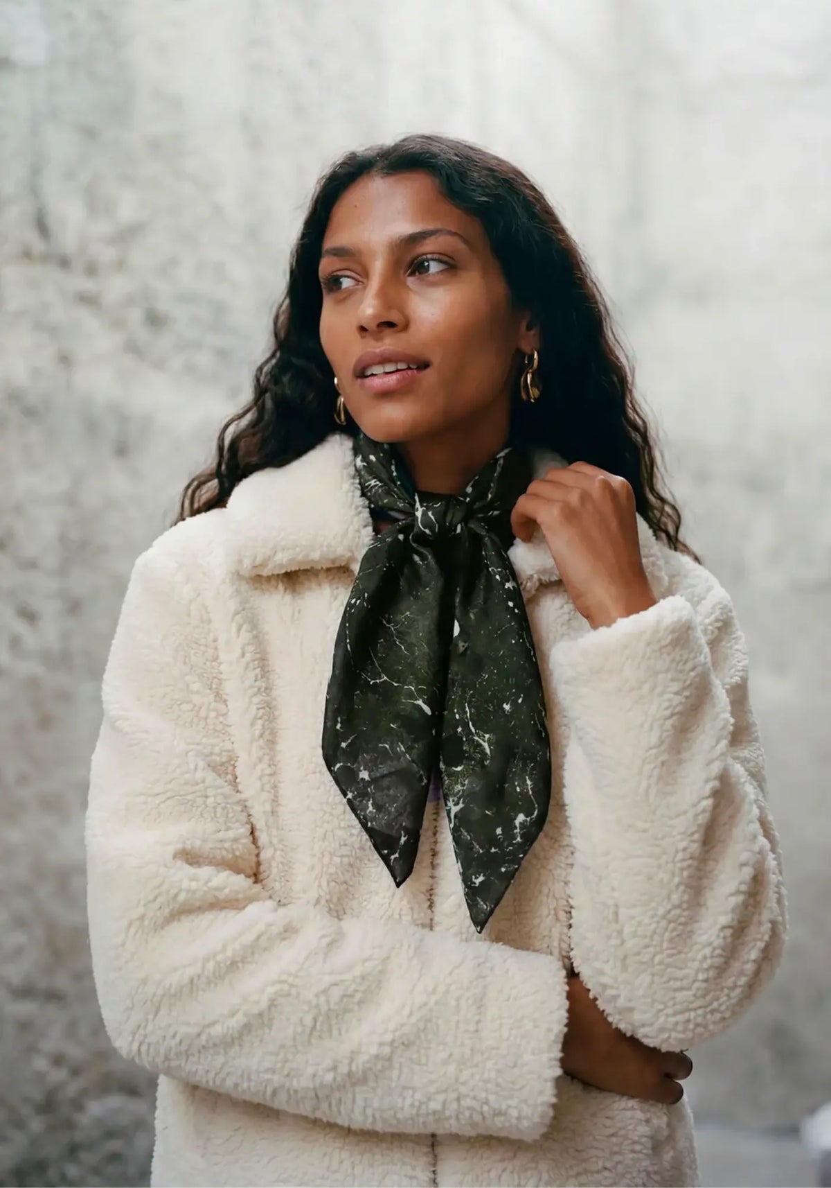 La femme porte le foulard granit quartzite army de chez Antan Créations