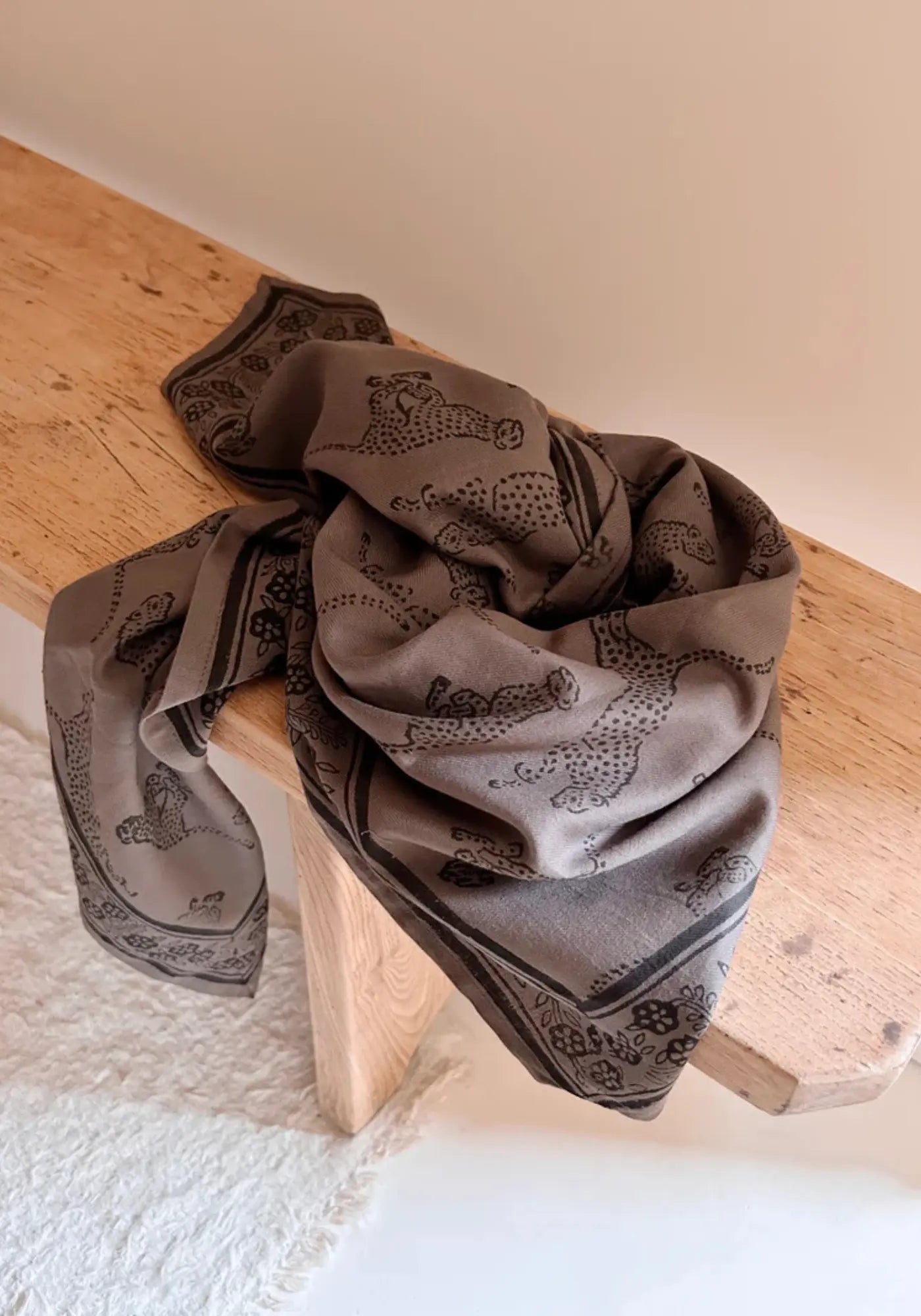 Le foulard leo charbon de chez So Family 