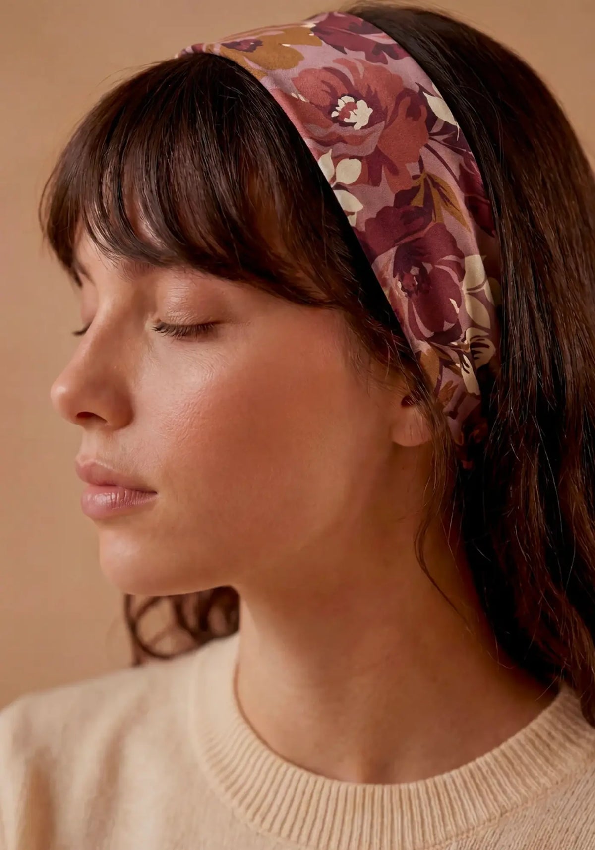 La femme porte le foulard wild flowers poudre de chez Antan Créations